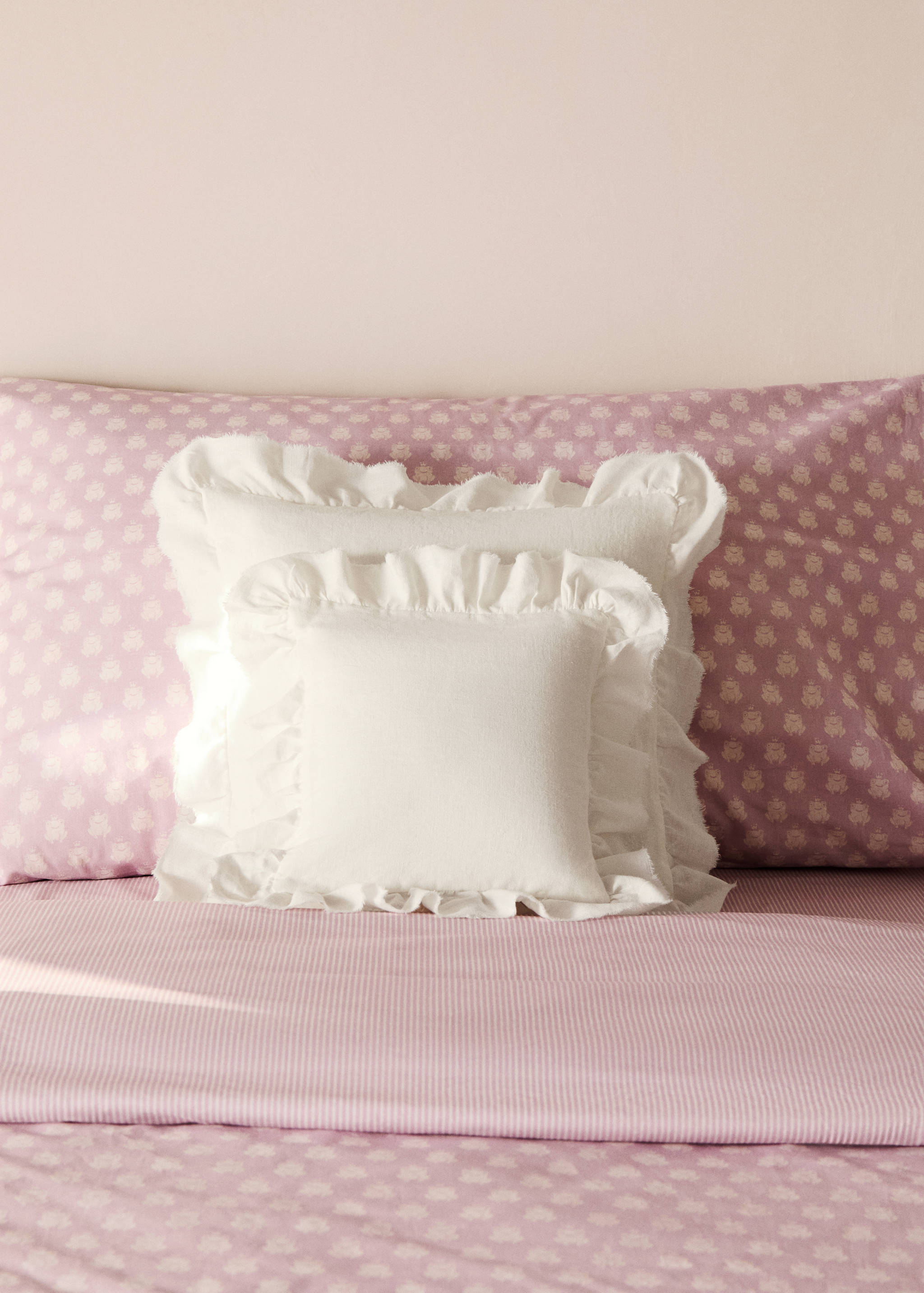 Almofada decorativa de criança de linho e algodão com folhos 20 x 20 cm - Plano geral