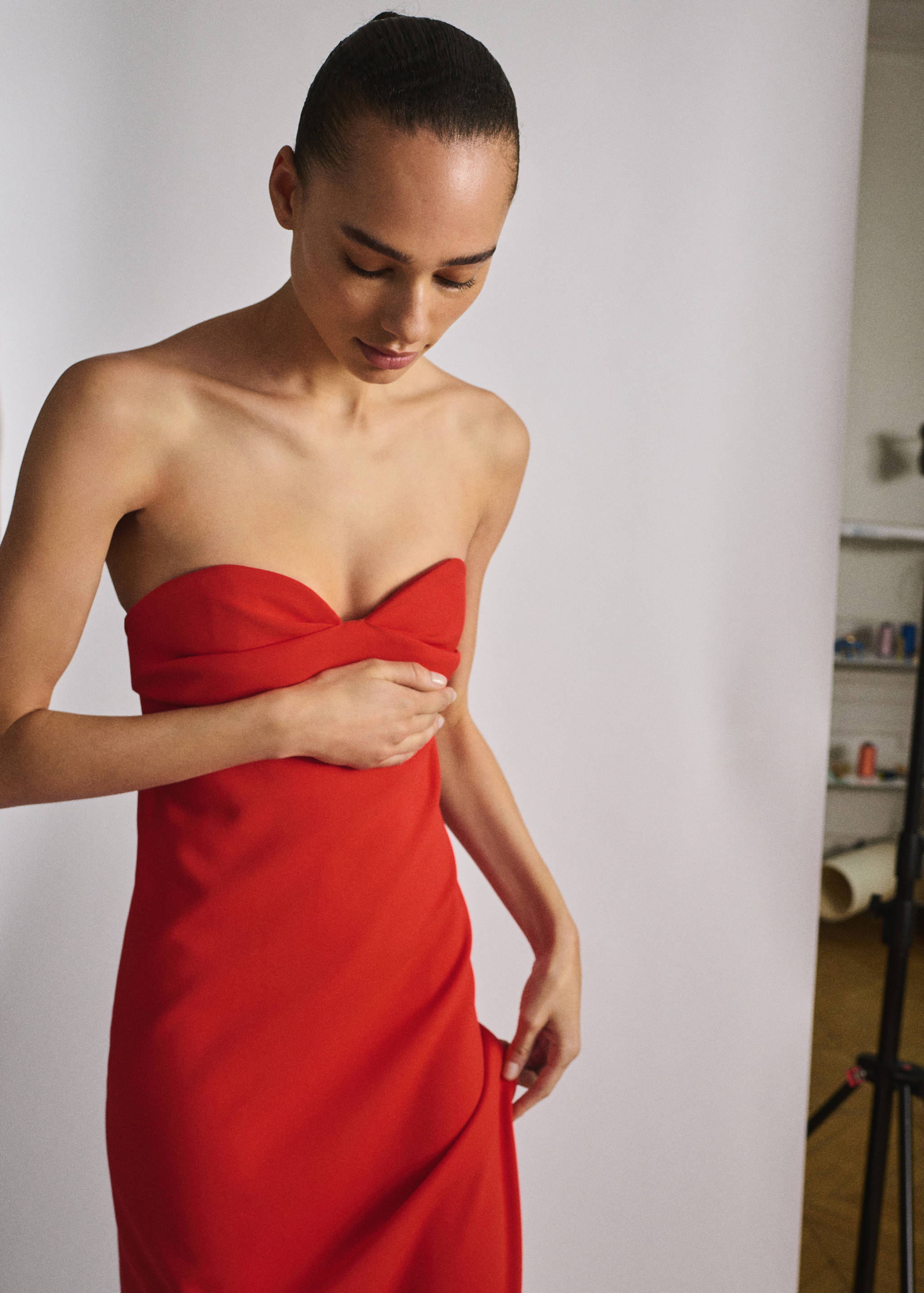 Rochie fără bretele, cu decolteu inimă - Plan mediu