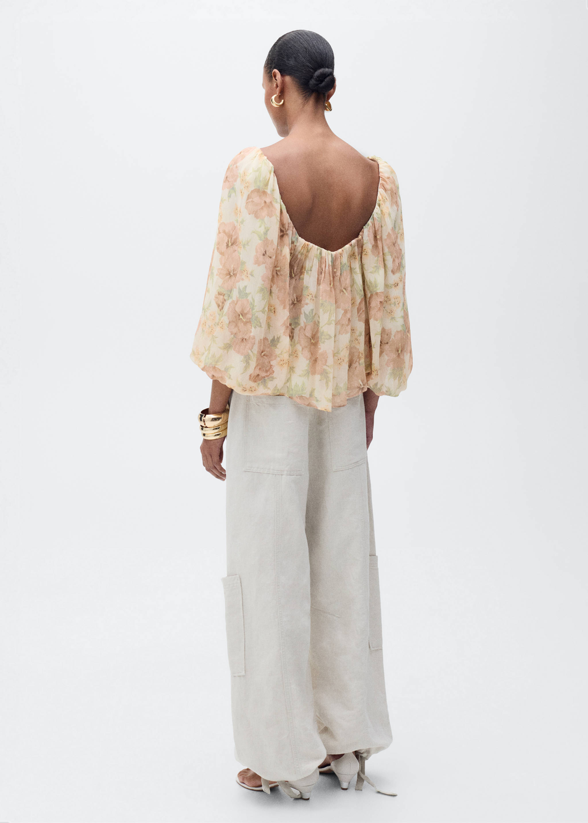 Open-back floral blouse - Reverse of the article
