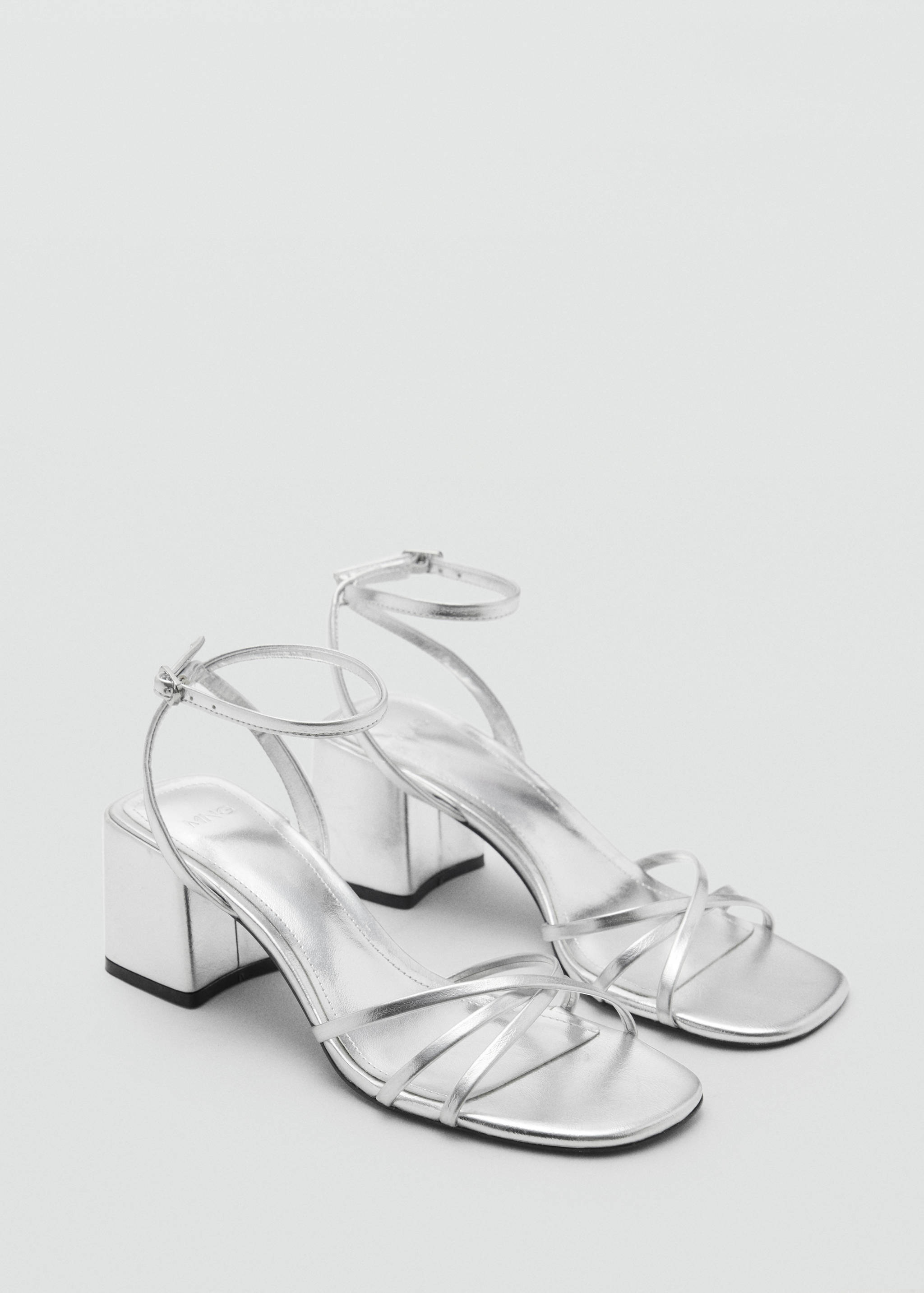 Sandaal met hak en gekruiste bandjes - Middenvlak