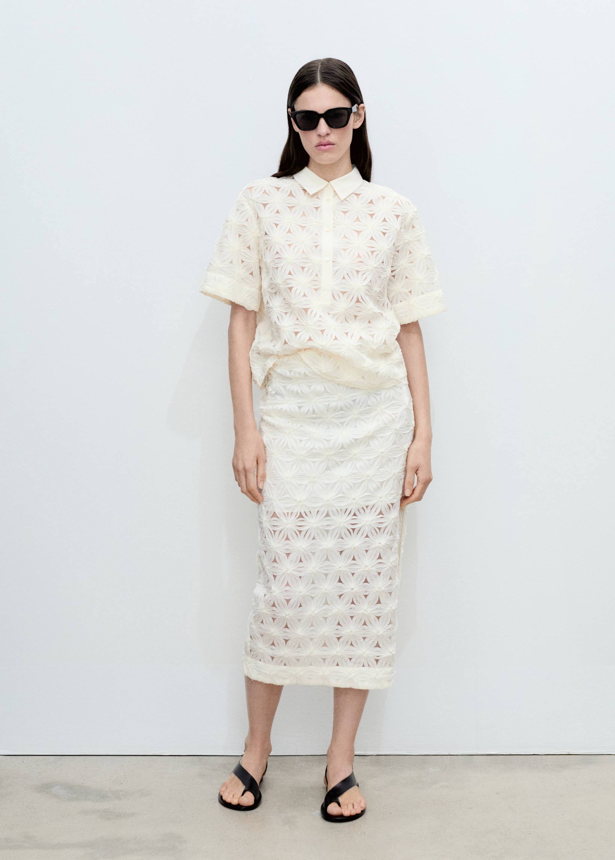 قميص مثقب بنقشة زهور - رؤية عامة