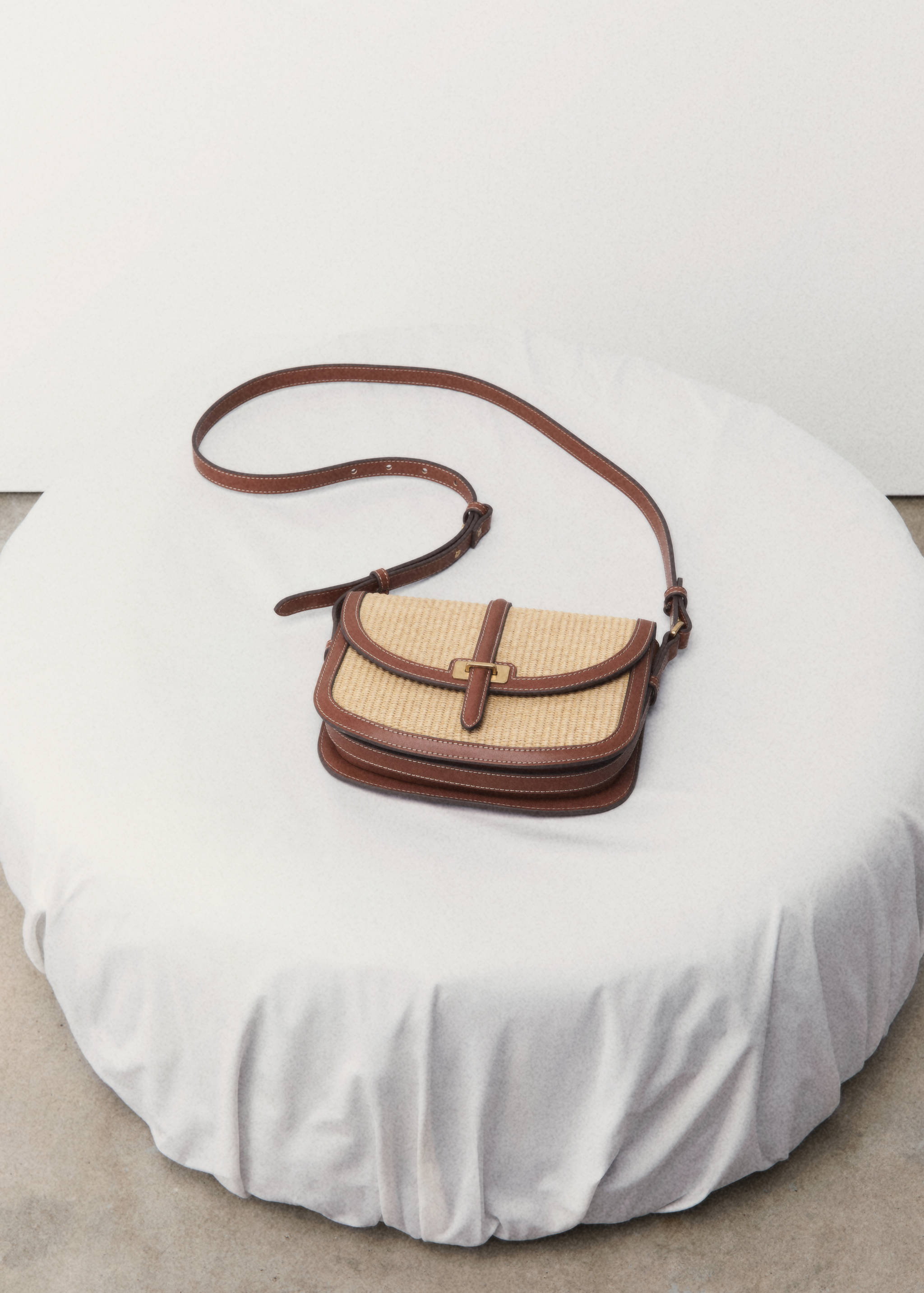 Raffia-effect shoulder bag - General plane