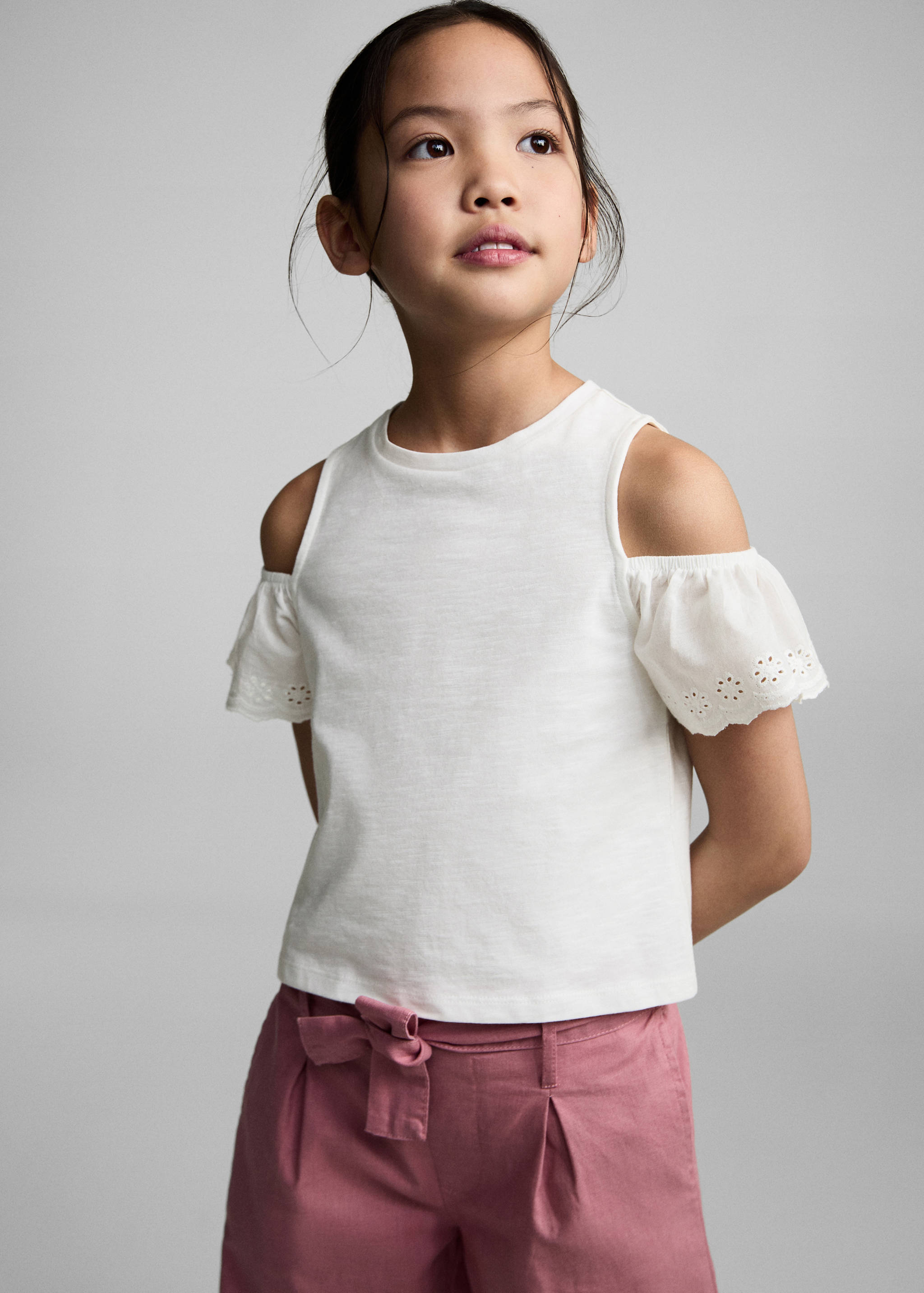 T-shirt cut out - Plan moyen