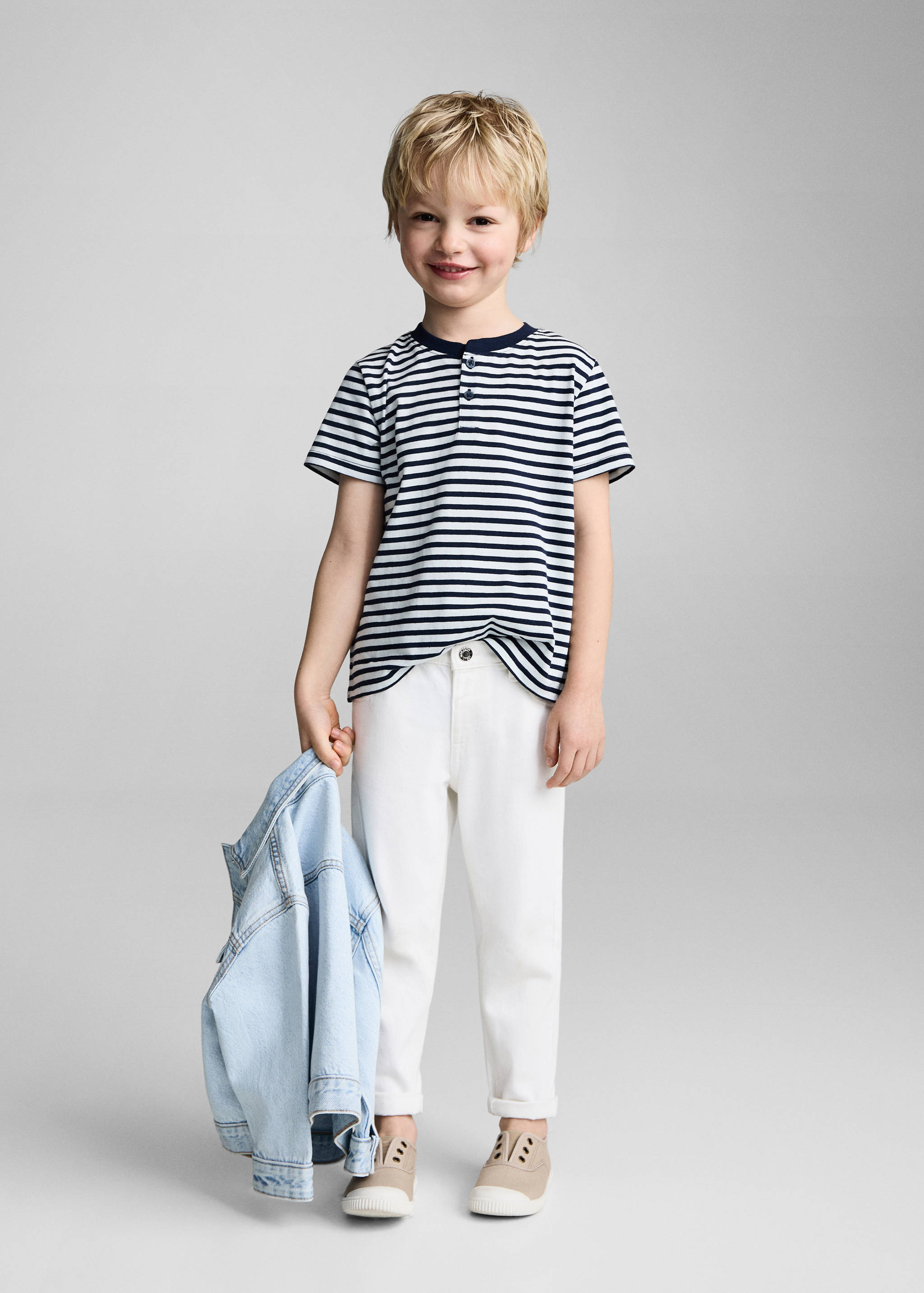 T-shirt à rayures et boutons - Plan général