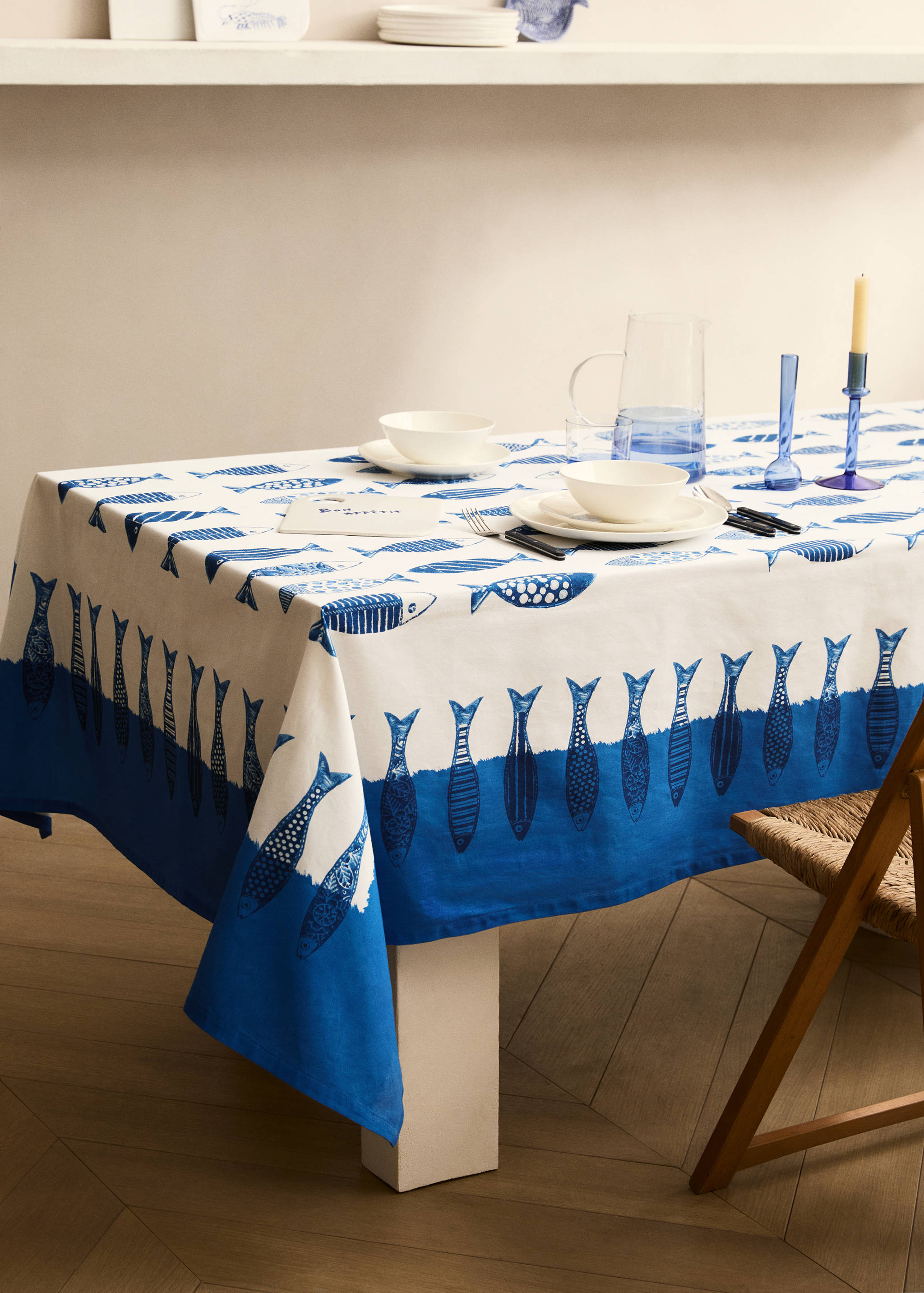 Cotton printed fish tablecloth for 6 to 8 diners - General plane