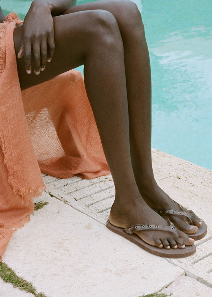 Vinyl strappy sandals with eyelets — Chocolate