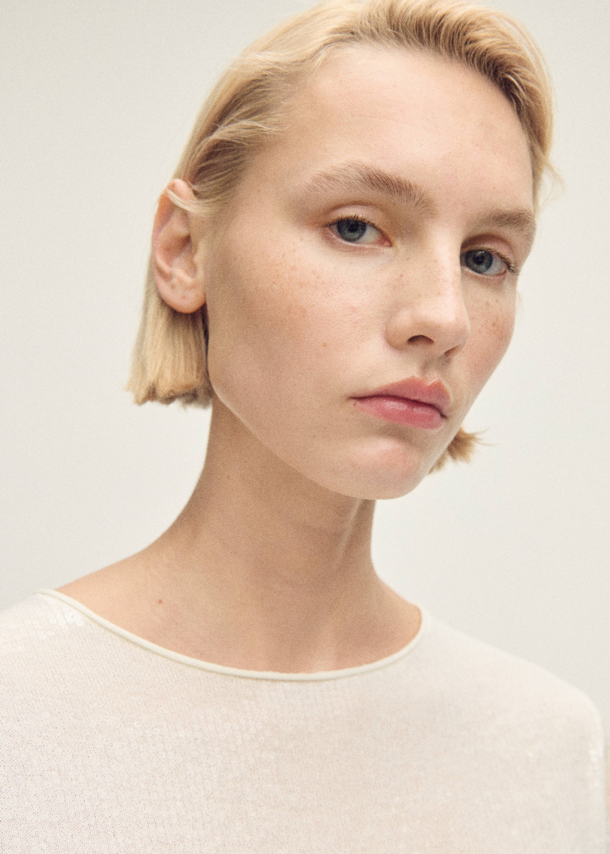 Kurzärmliger Strickpullover mit Paillettenbesatz - Detail des Artikels 1