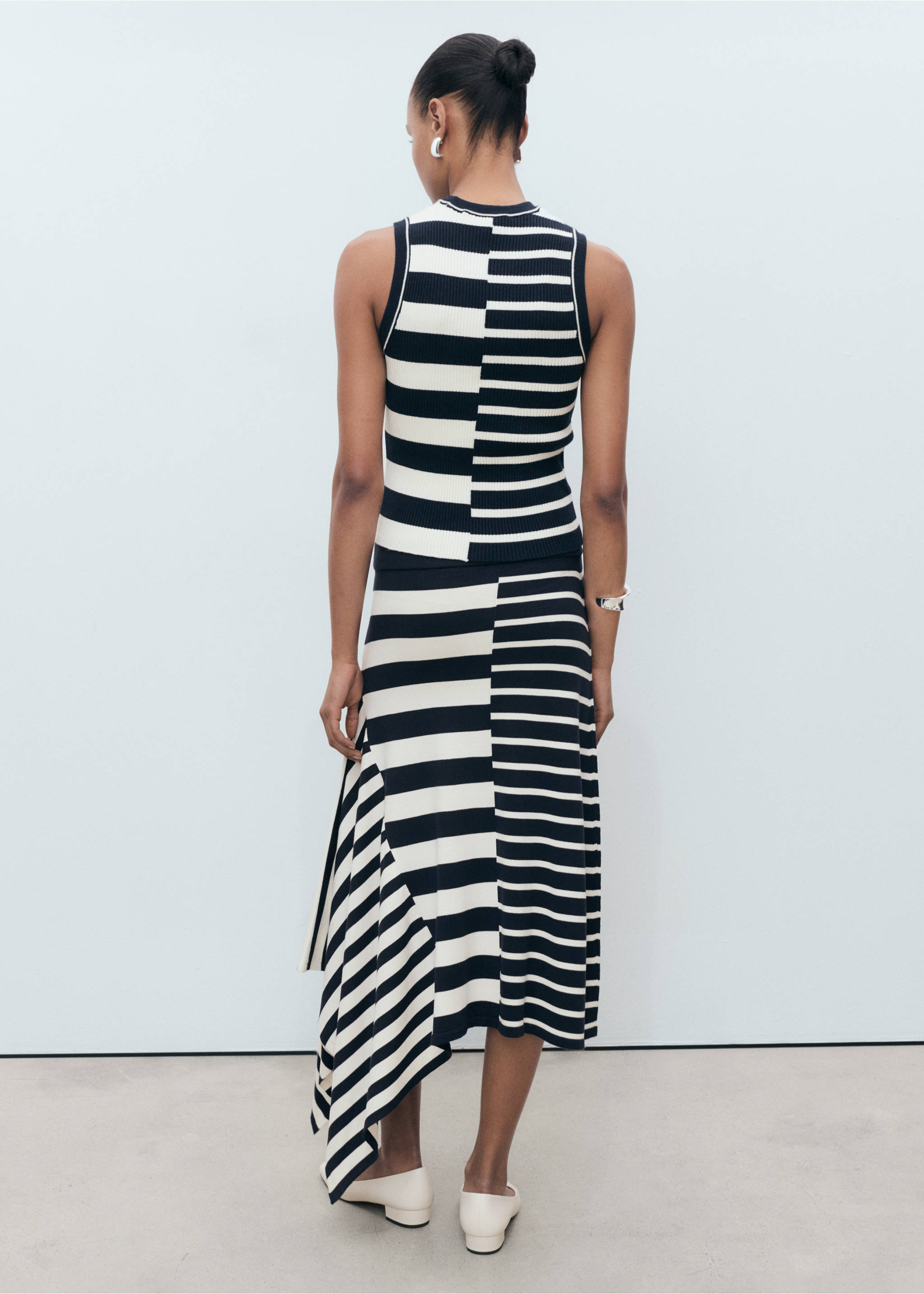 Jupe en maille asymétrique à rayures - Verso de l’article, Bleu marine foncé. Ref: 87047192-00.