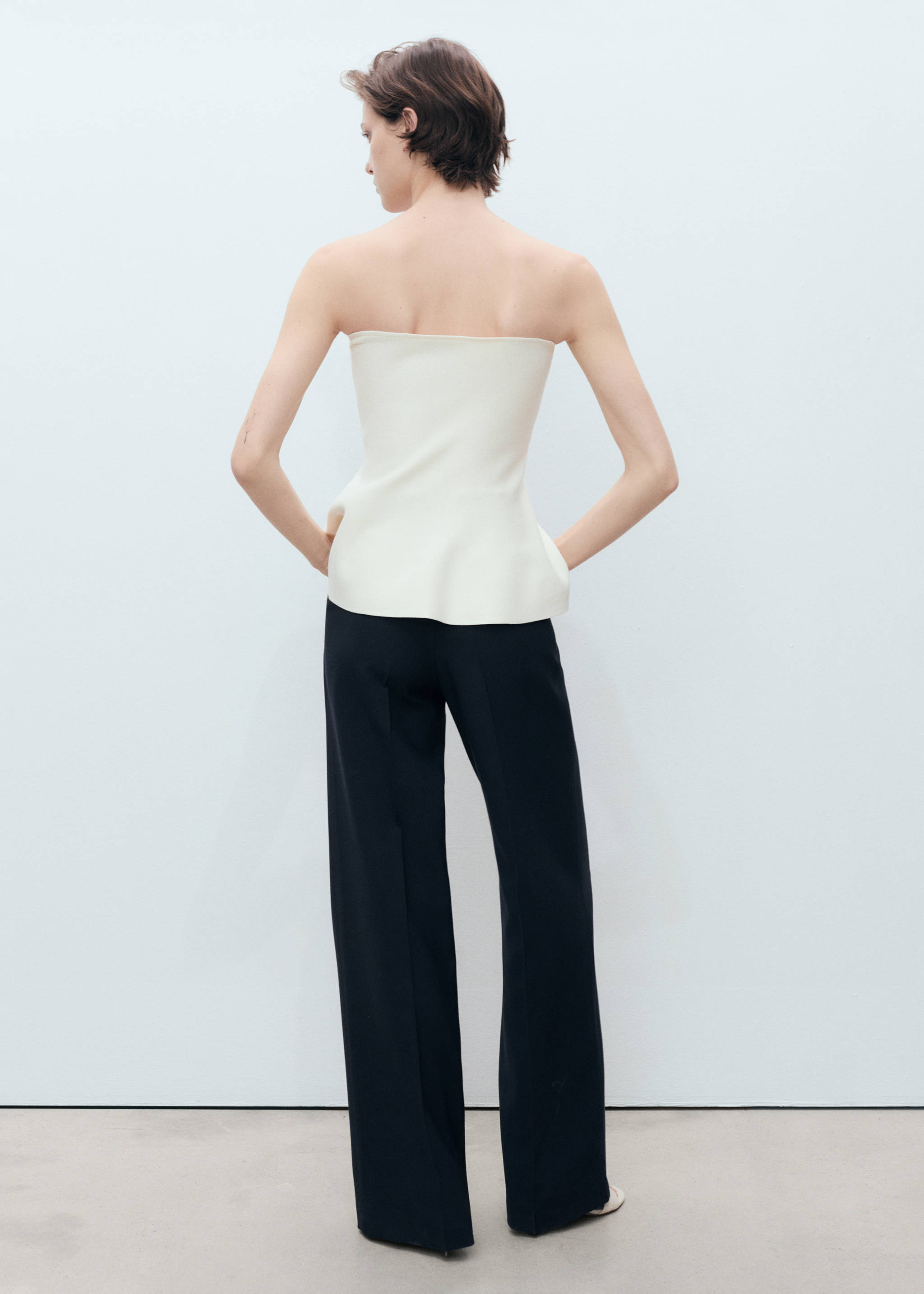 بنطلون مستقيم بأزرار متباينة - الجهة الخلفية للمنتج