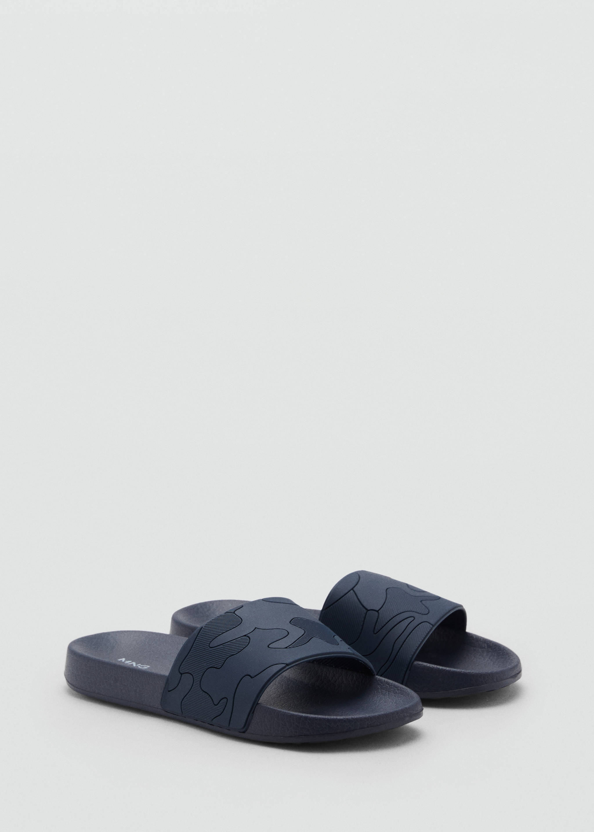 Chanclas estilo camuflaje - Plano medio