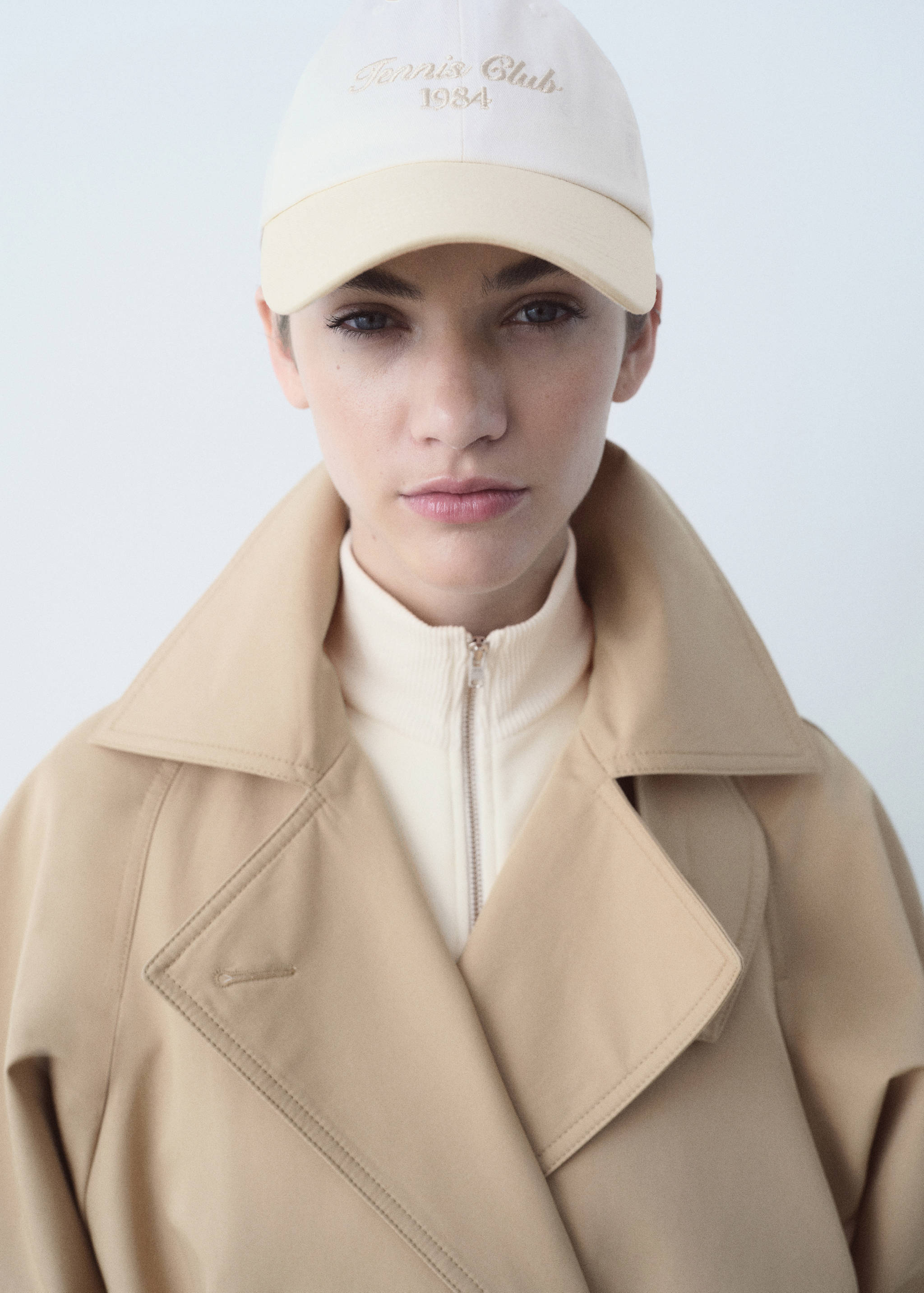 Бейсболка с контрастным козырьком - Общий план