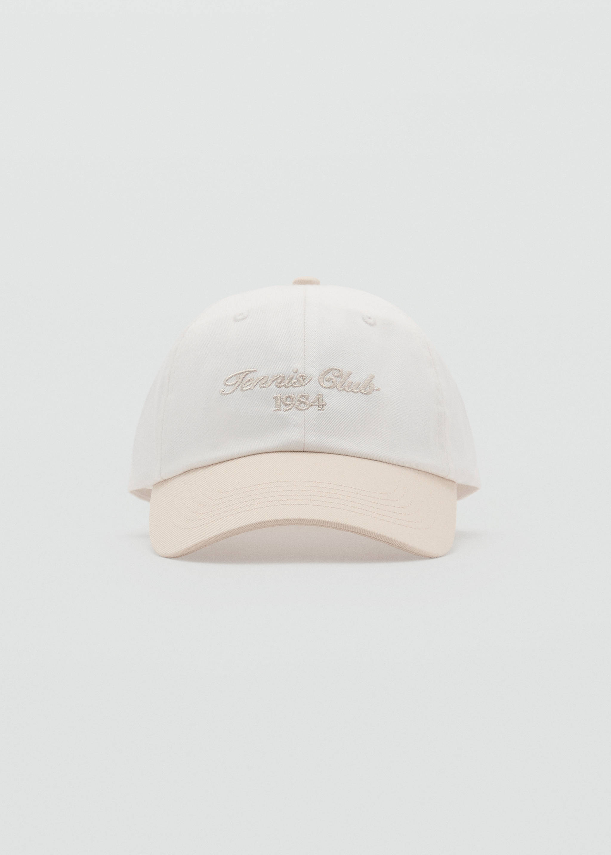 Бейсболка с контрастным козырьком - Средний план