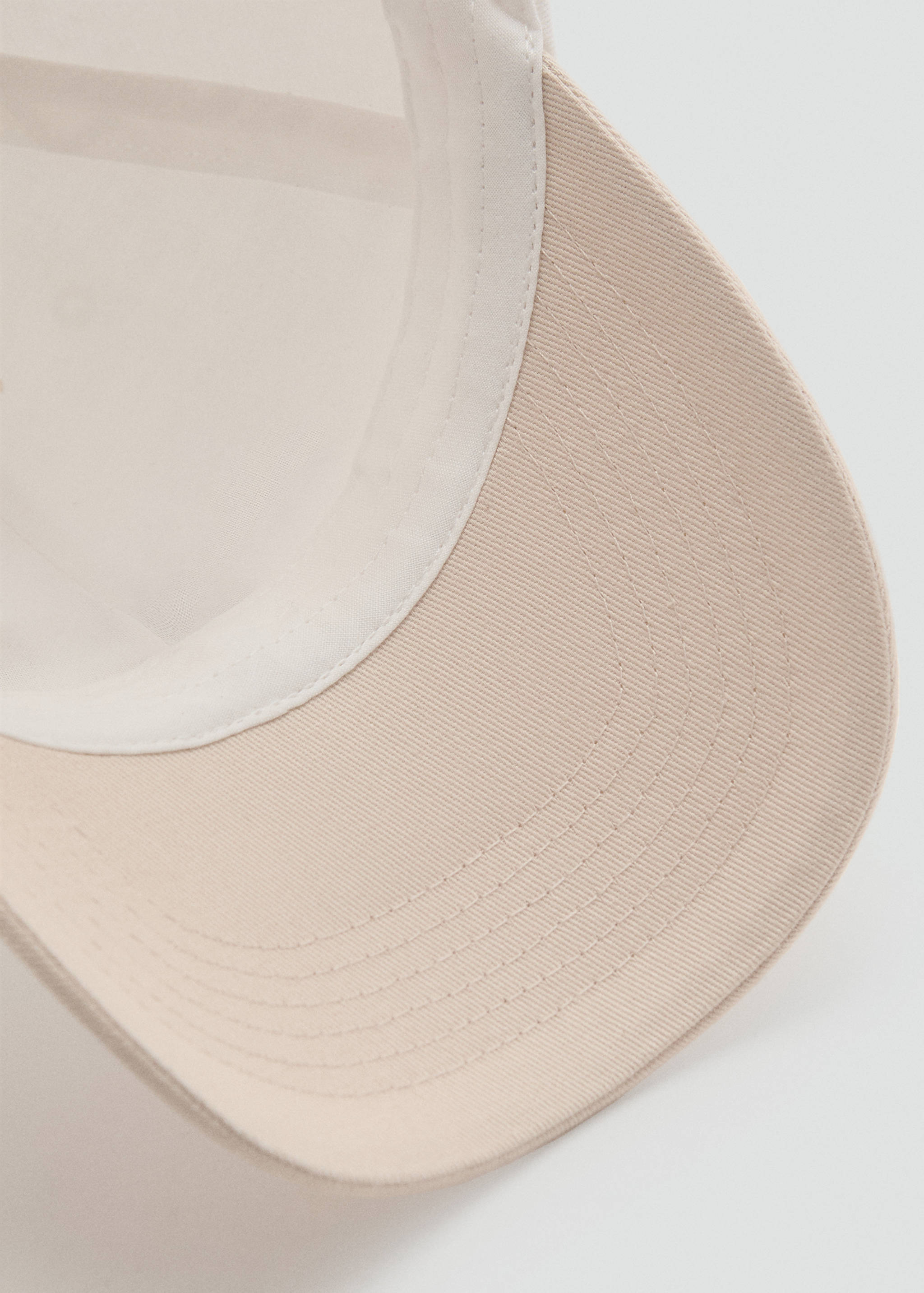 Бейсболка с контрастным козырьком - Деталь изделия 1