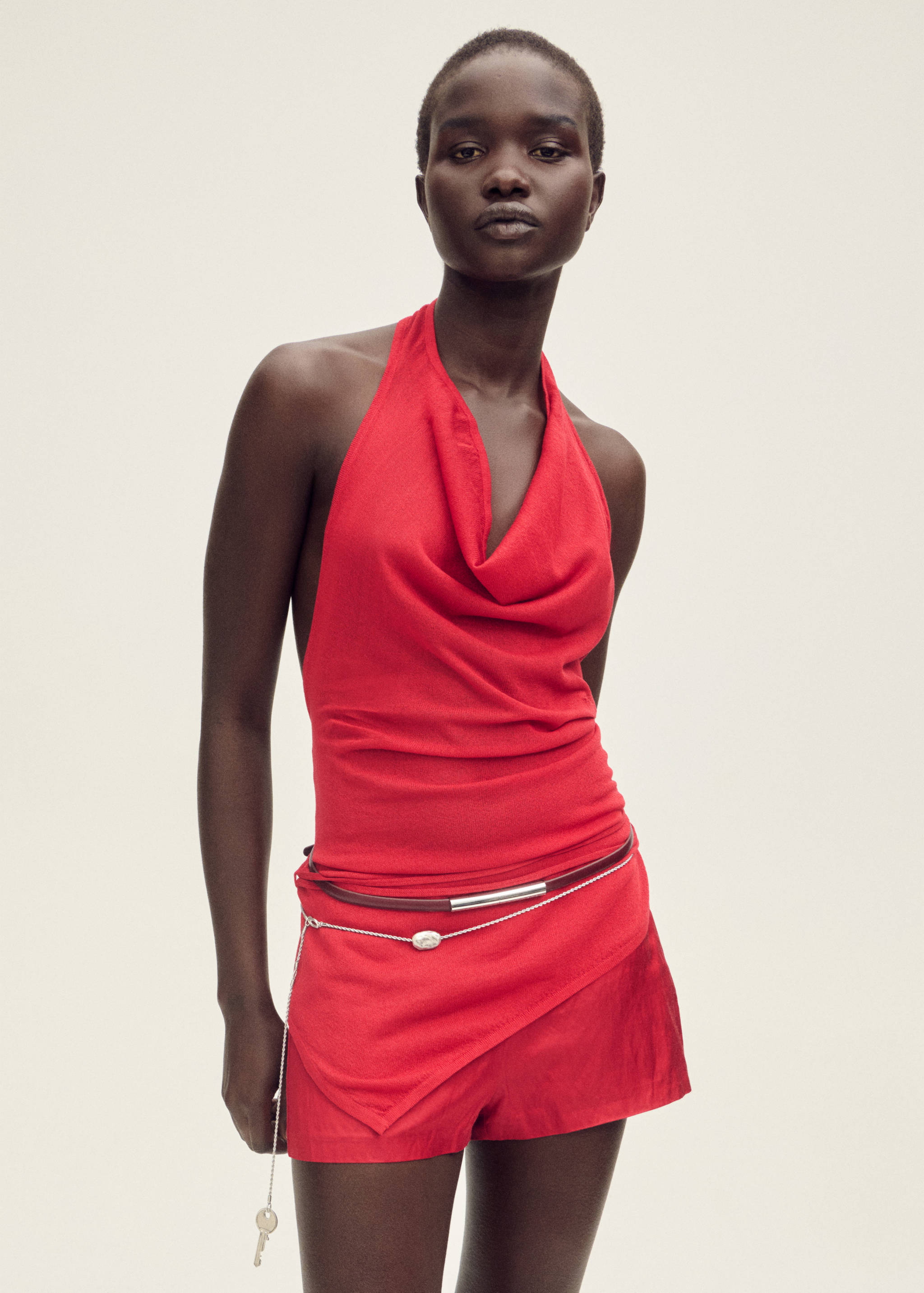 Thin leather belt with metal piece - General plane