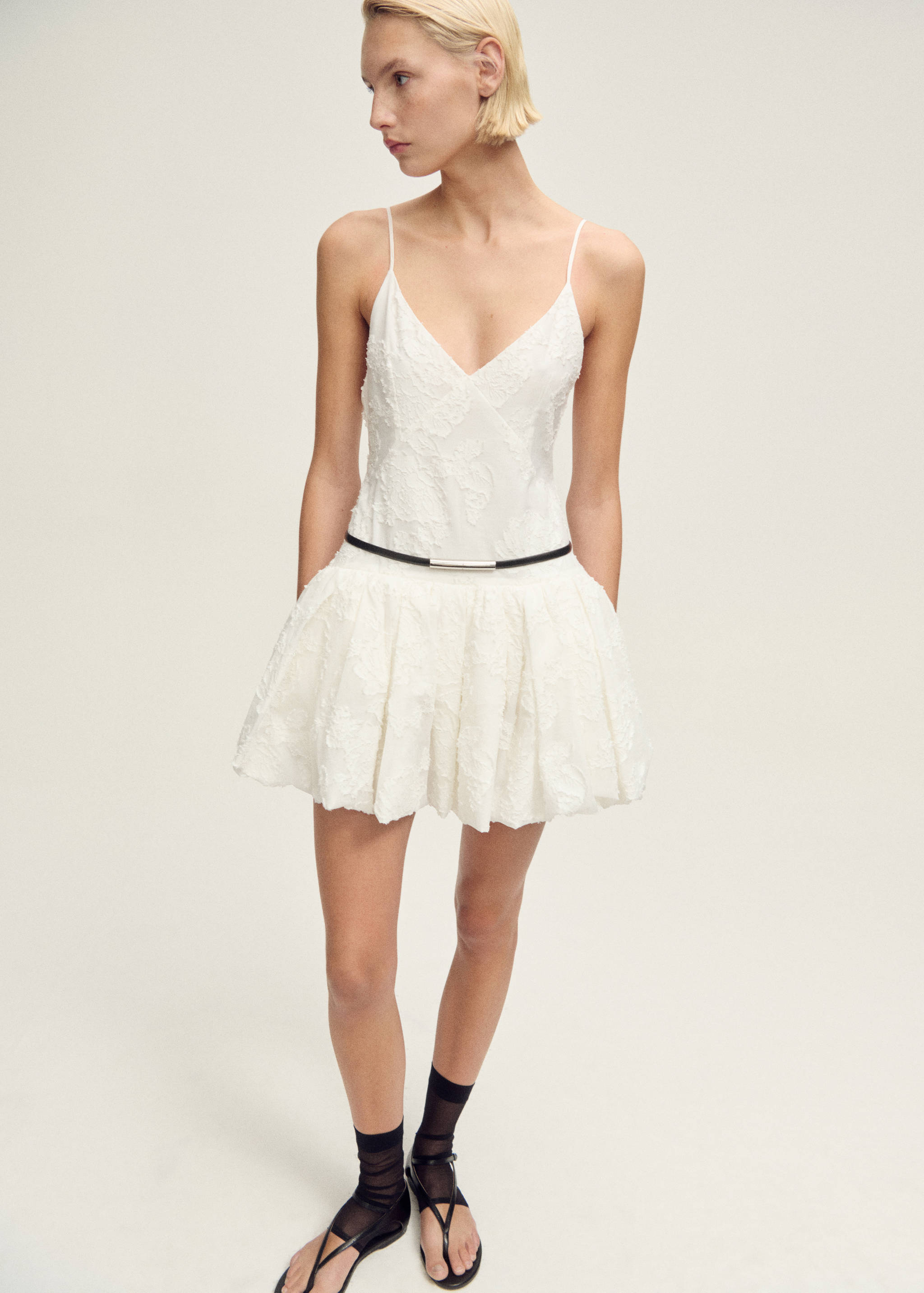 Thin leather belt with metal piece - General plane