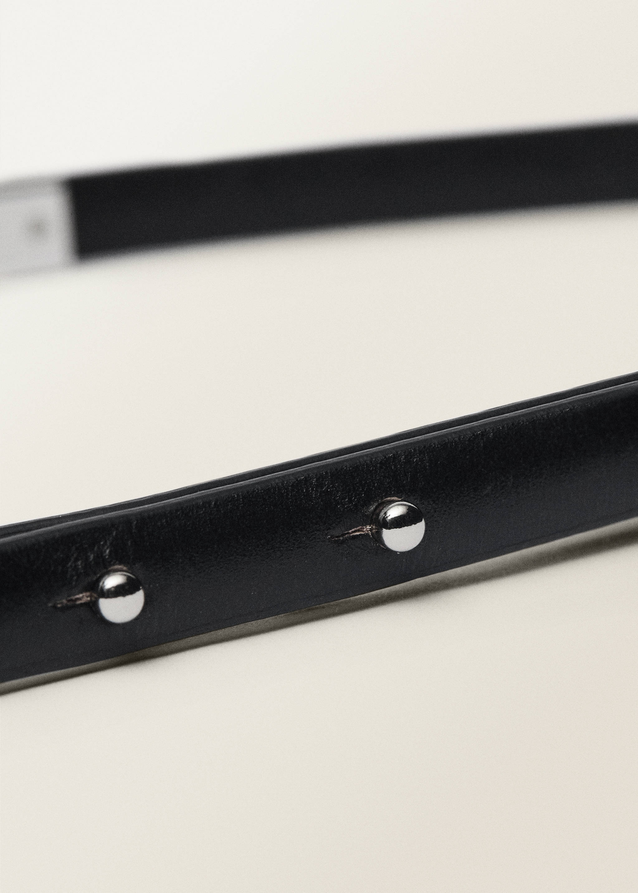 Thin leather belt with metal piece - Details of the article 1