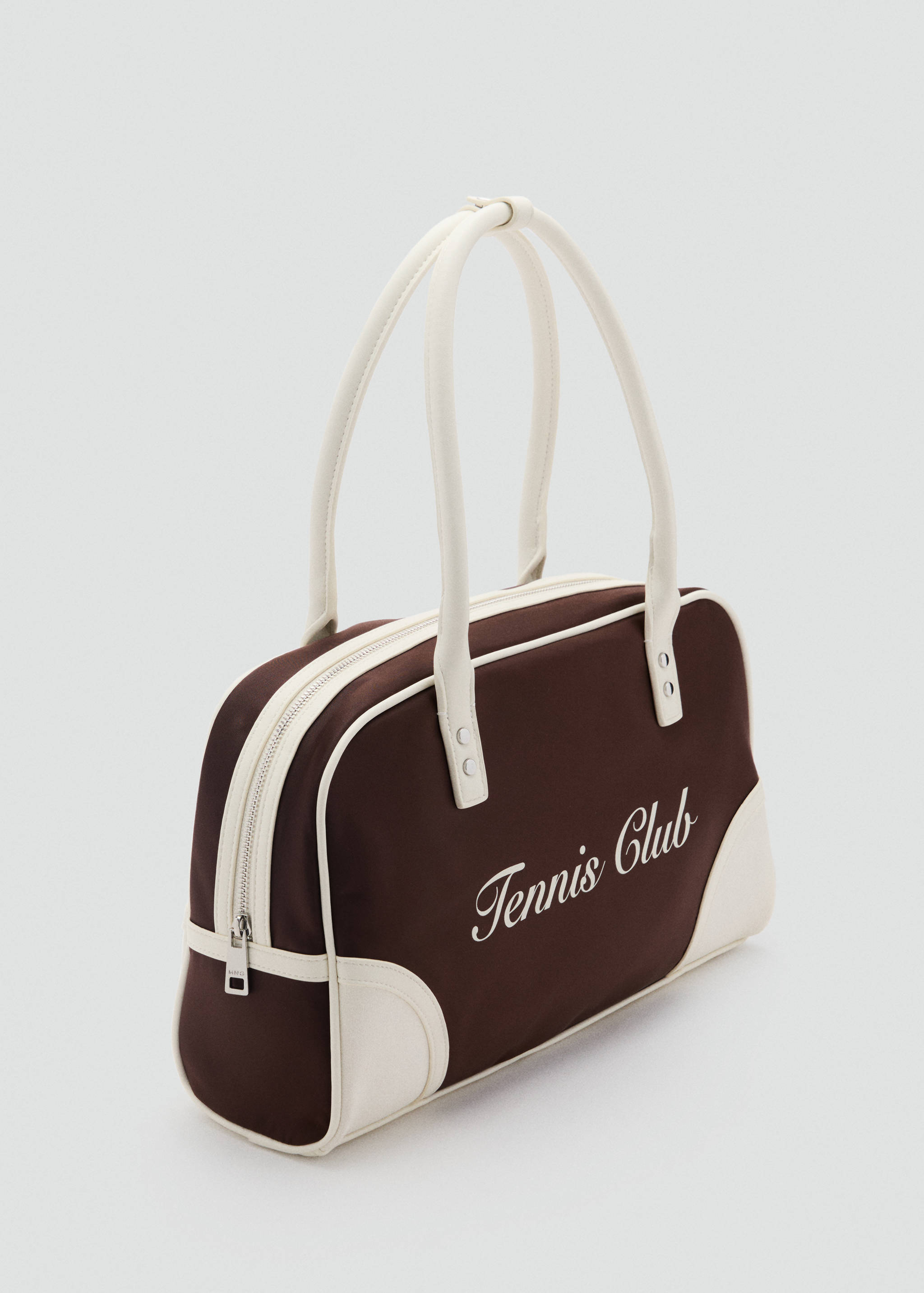 Sac bandoulière contrasté avec message imprimé - Plan moyen