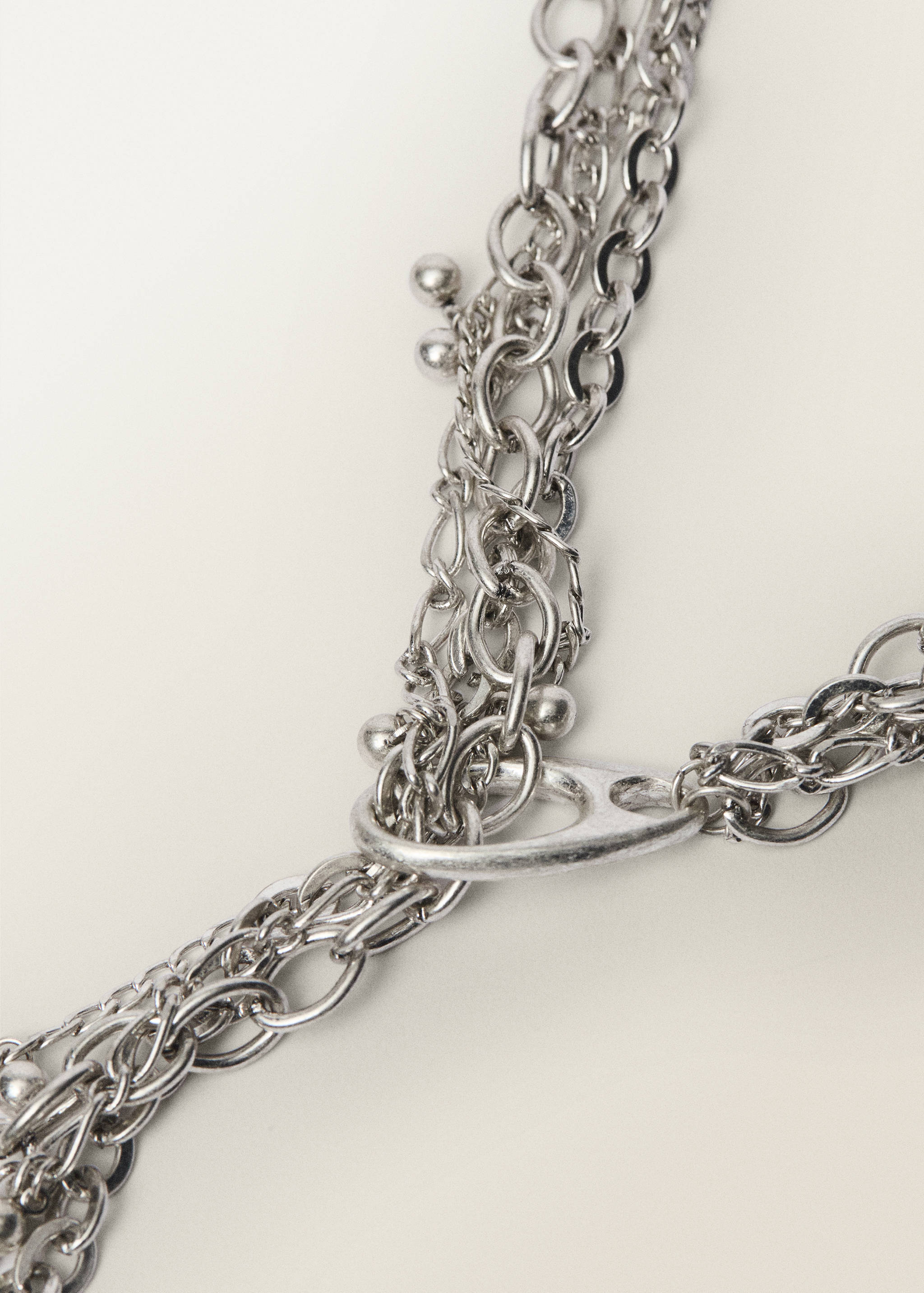 Κολιέ με συνδυασμό αλυσίδων που κρέμονται - Μεσαίο πλάνο