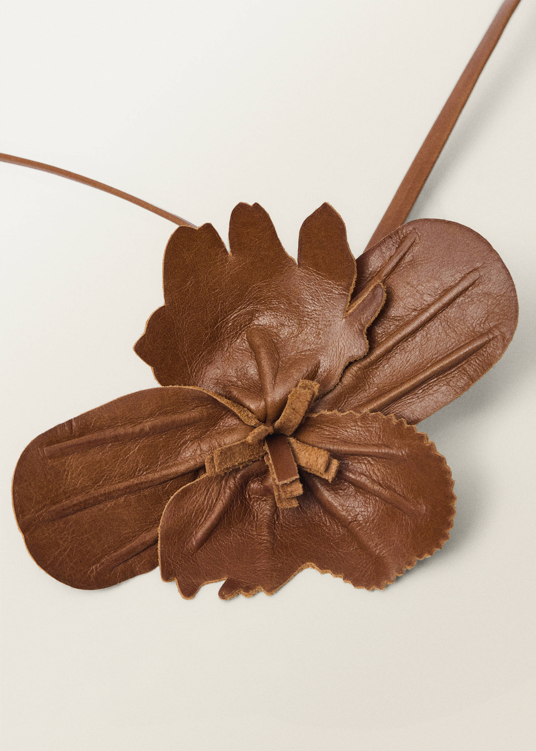 Ceinture fine en cuir avec détail floral - Plan moyen