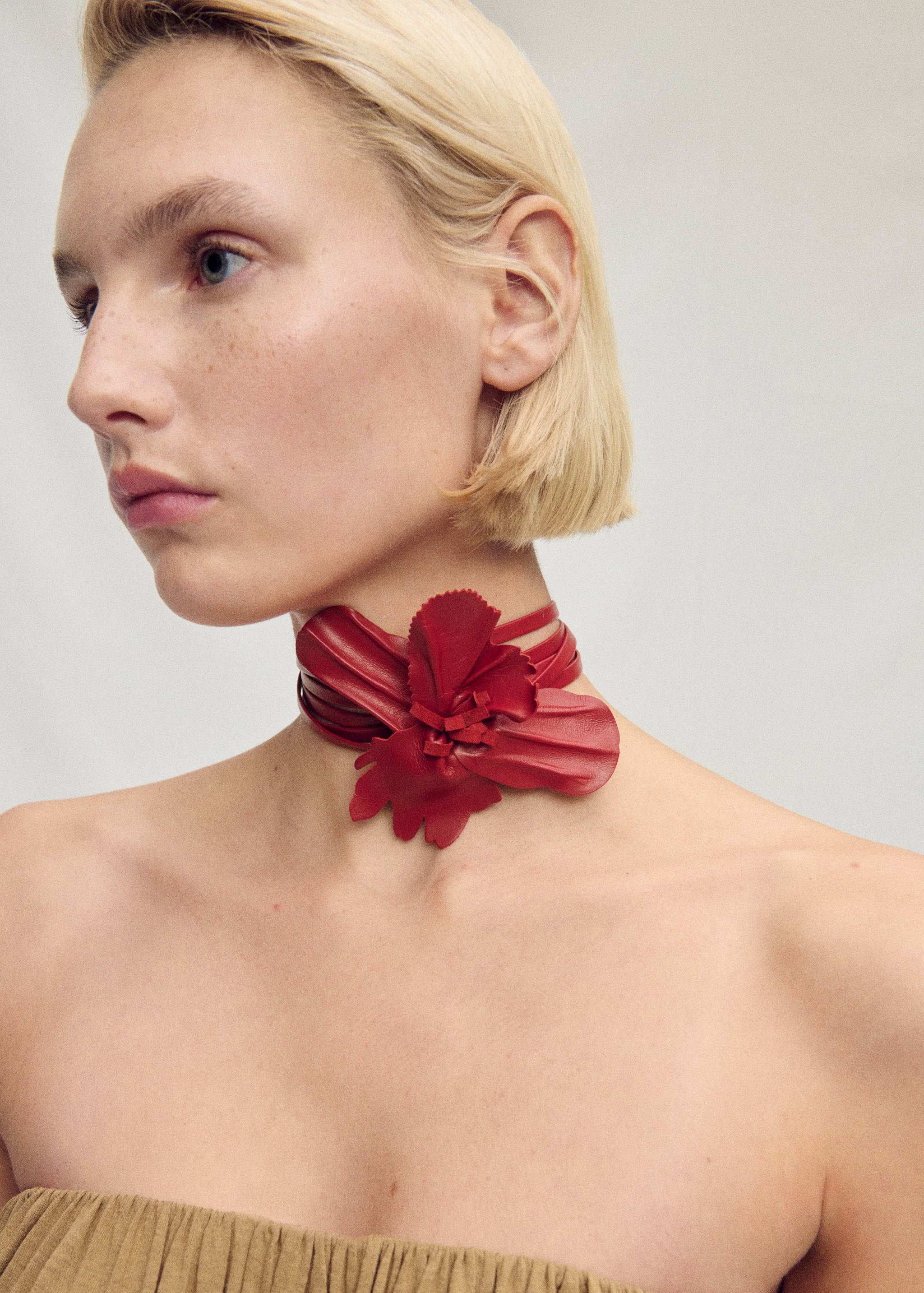 Thin leather belt with flower detail - General plane