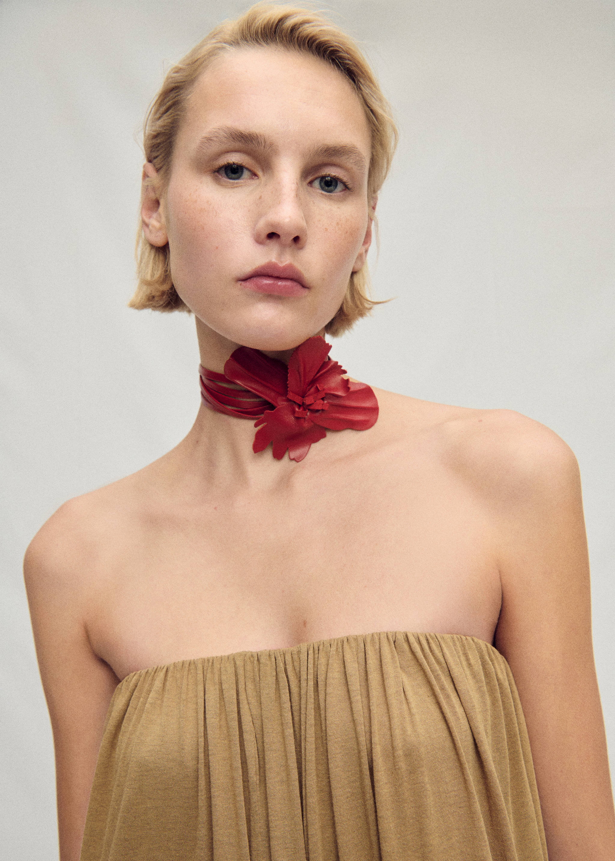 Thin leather belt with flower detail - Details of the article 9