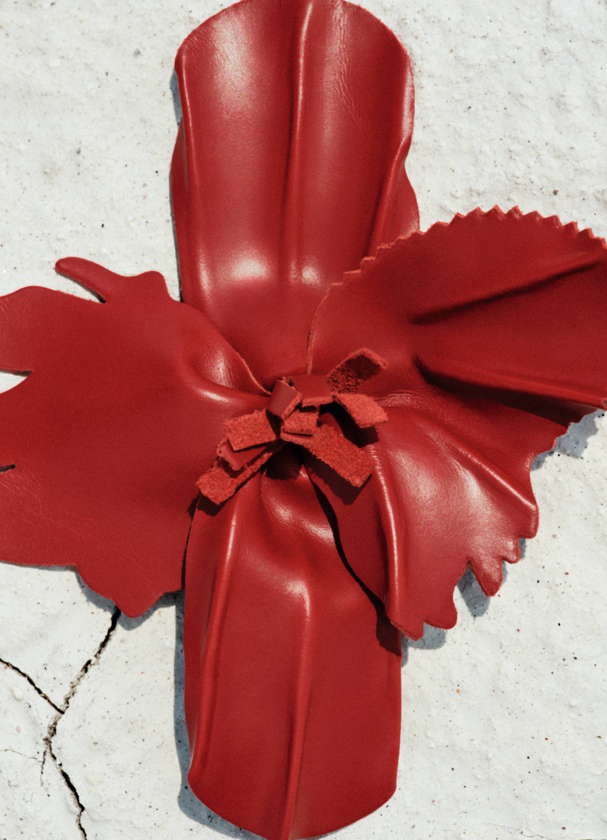 Thin leather belt with flower detail - Details of the article 5