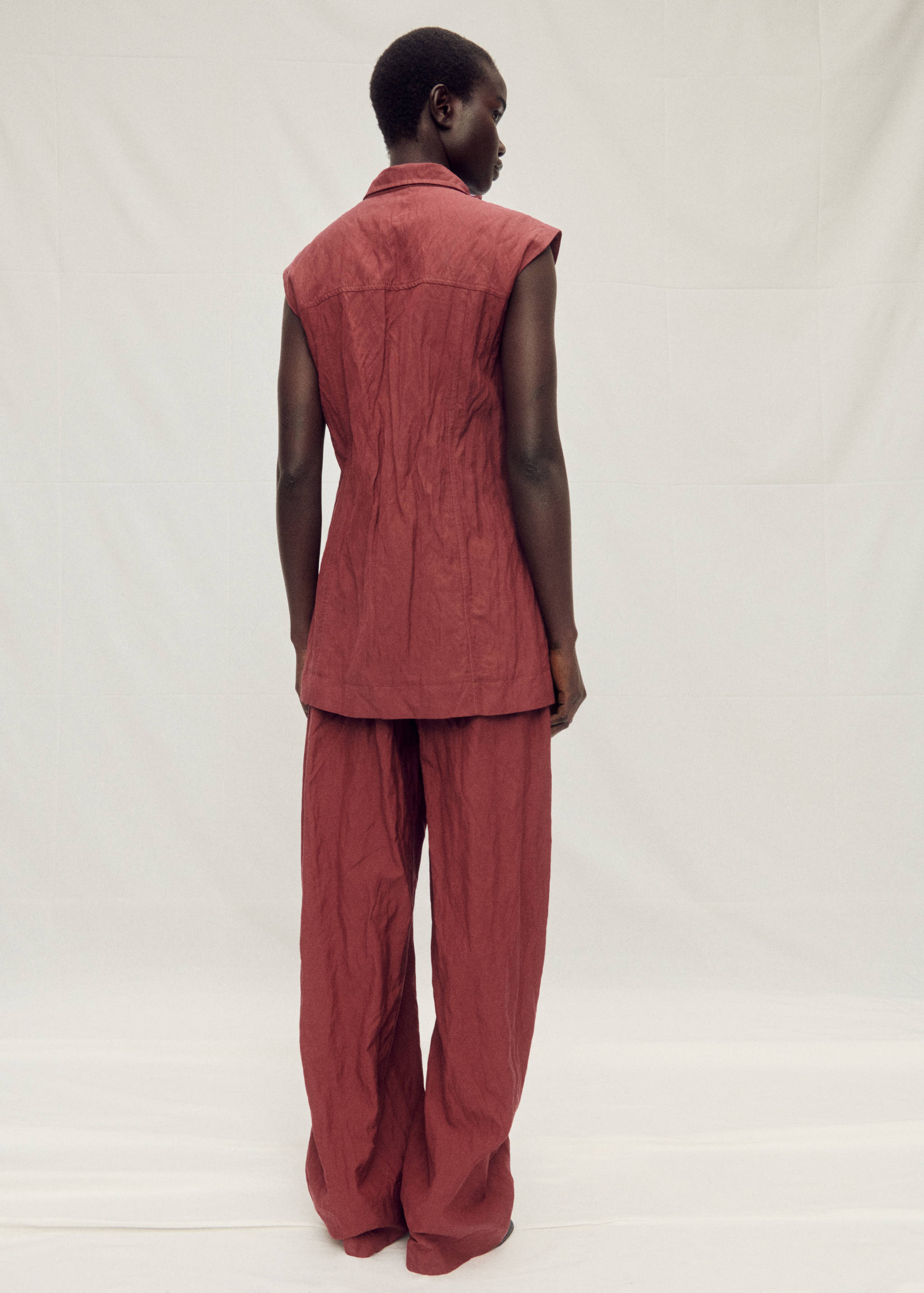 Creased-effect suit vest  with pockets - Reverse of the article