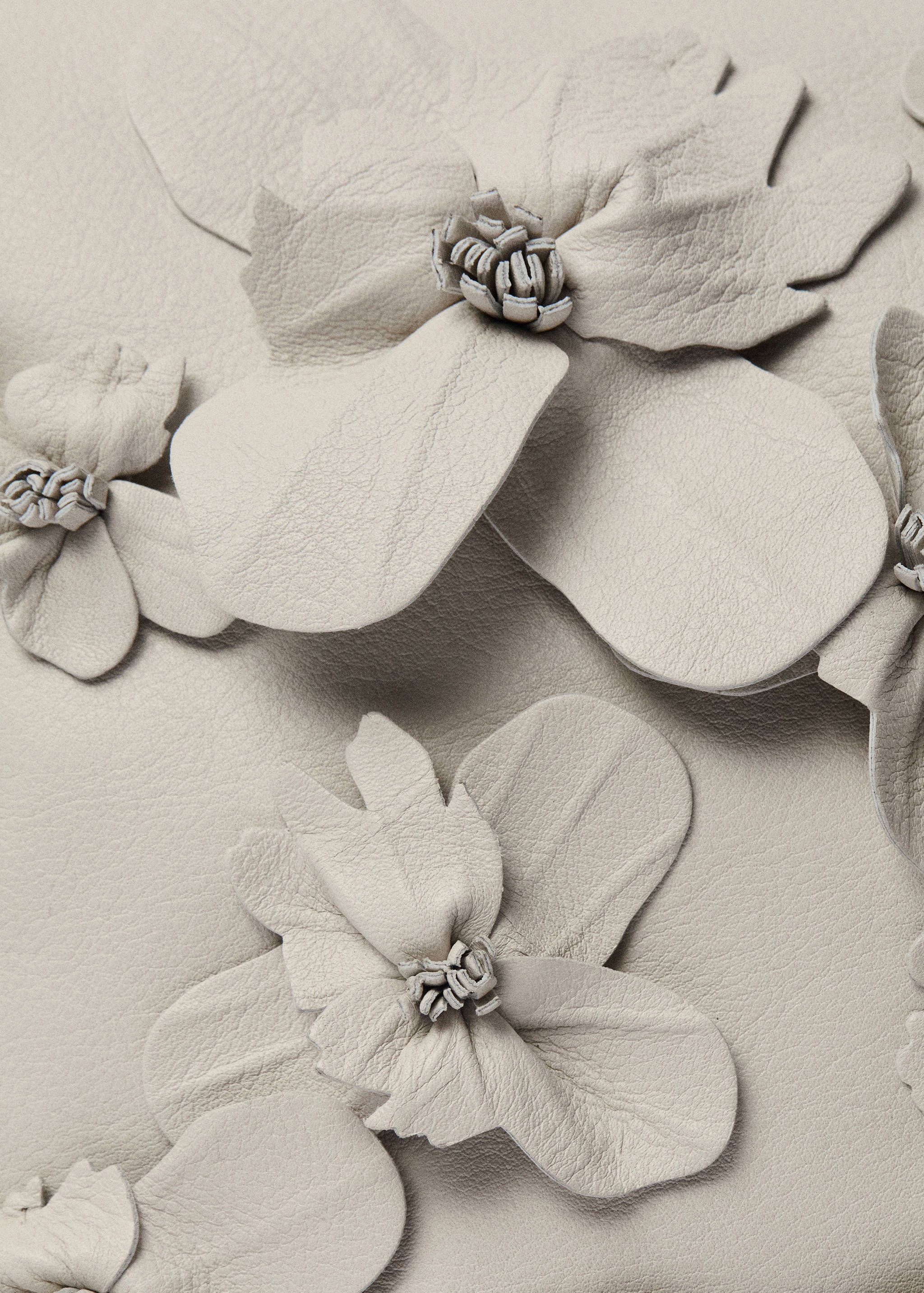 Leather handbag with flower detail - Details of the article 3