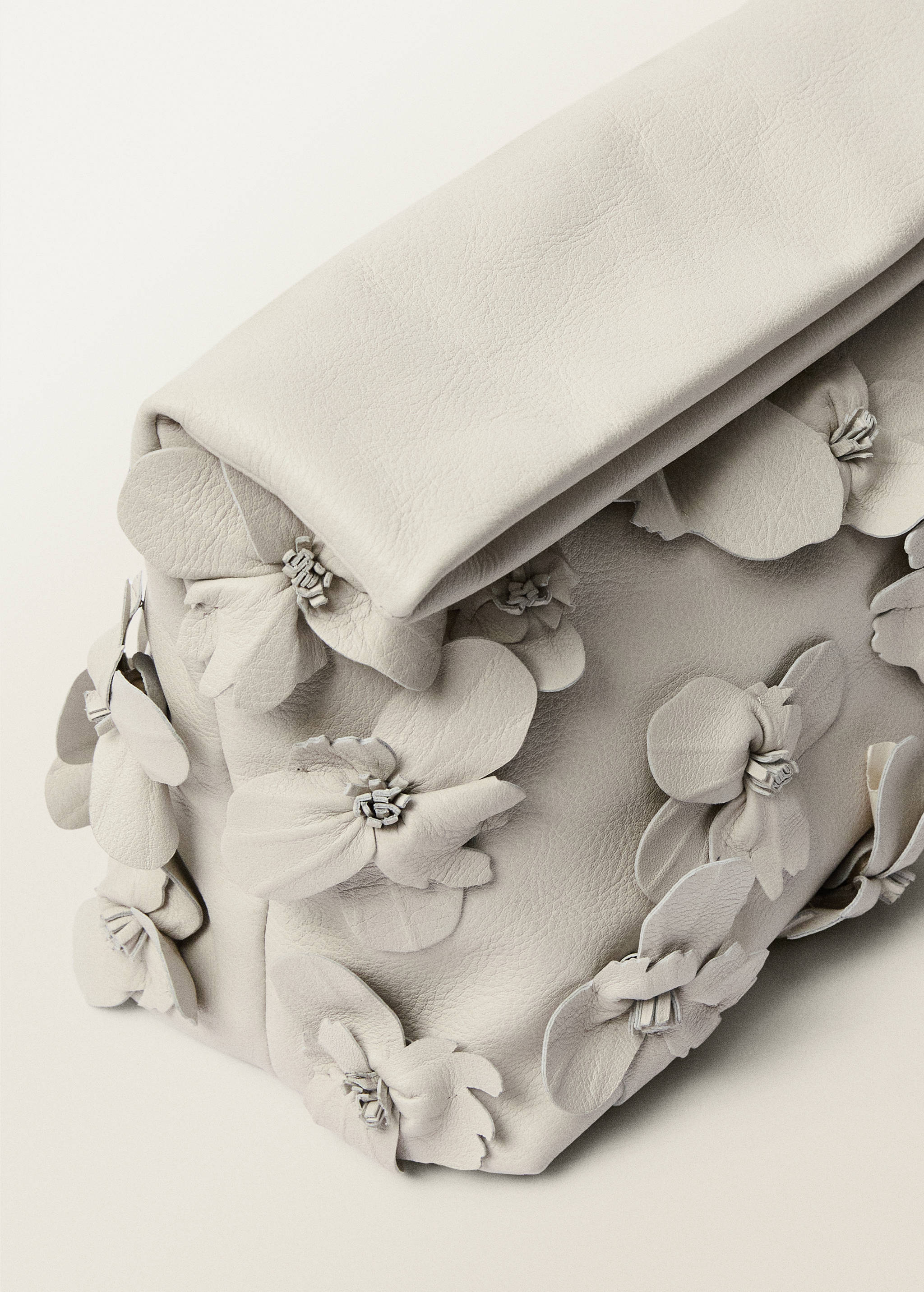 Leather handbag with flower detail - Details of the article 4