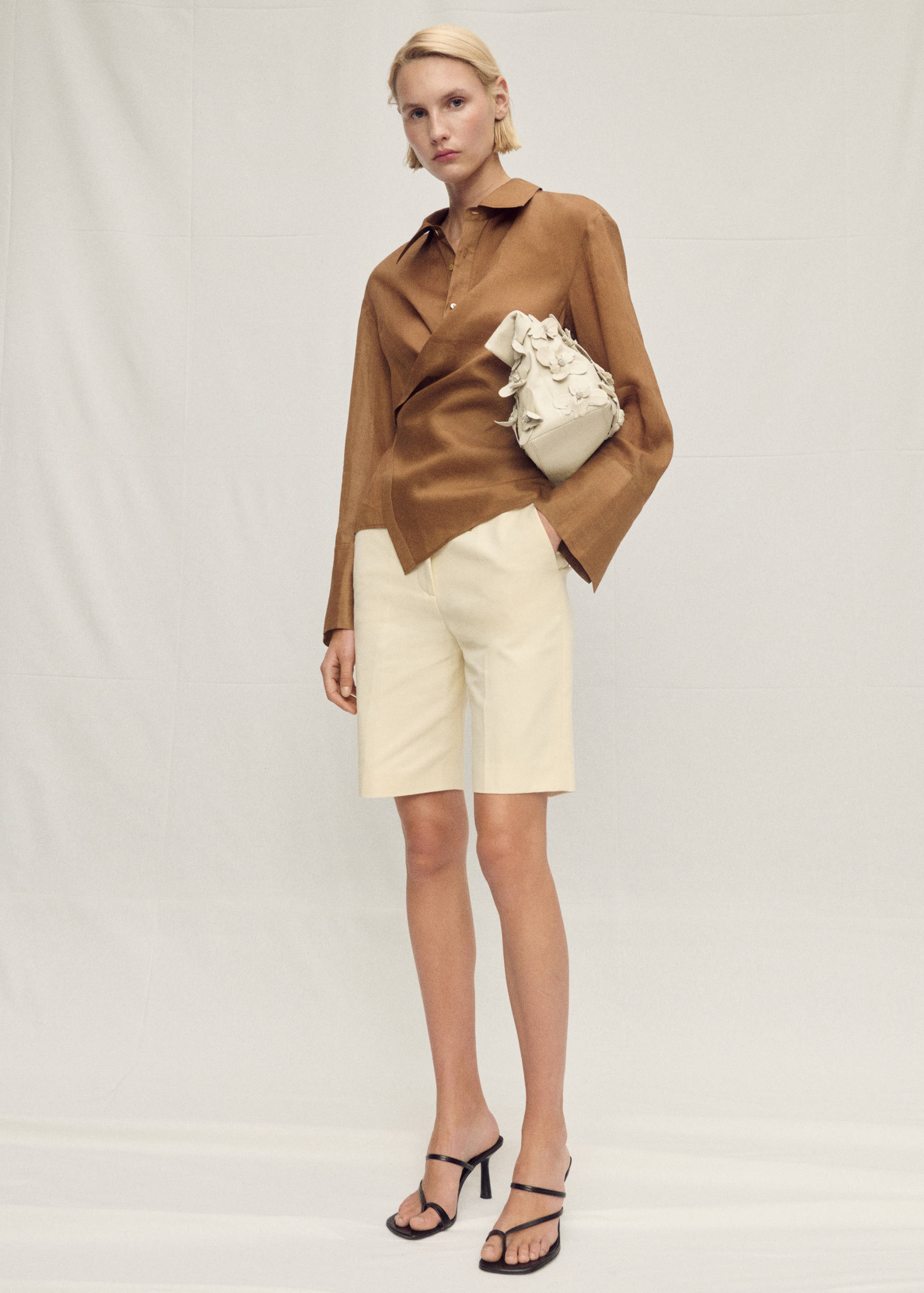 Πουκάμισο από ράμιο με ασύμμετρο κλείσιμο - Γενικό πλάνο