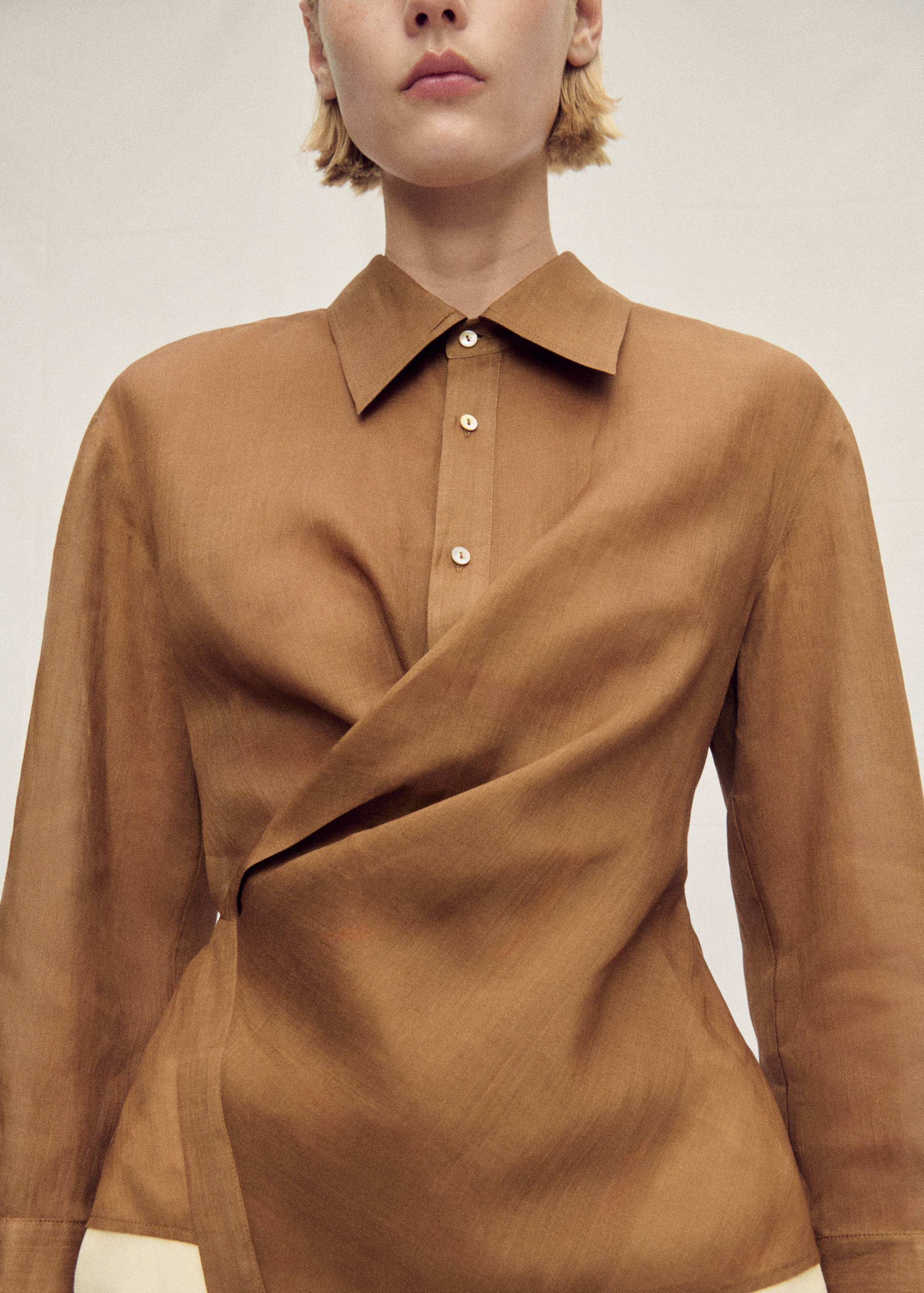 Πουκάμισο από ράμιο με ασύμμετρο κλείσιμο - Μεσαίο πλάνο