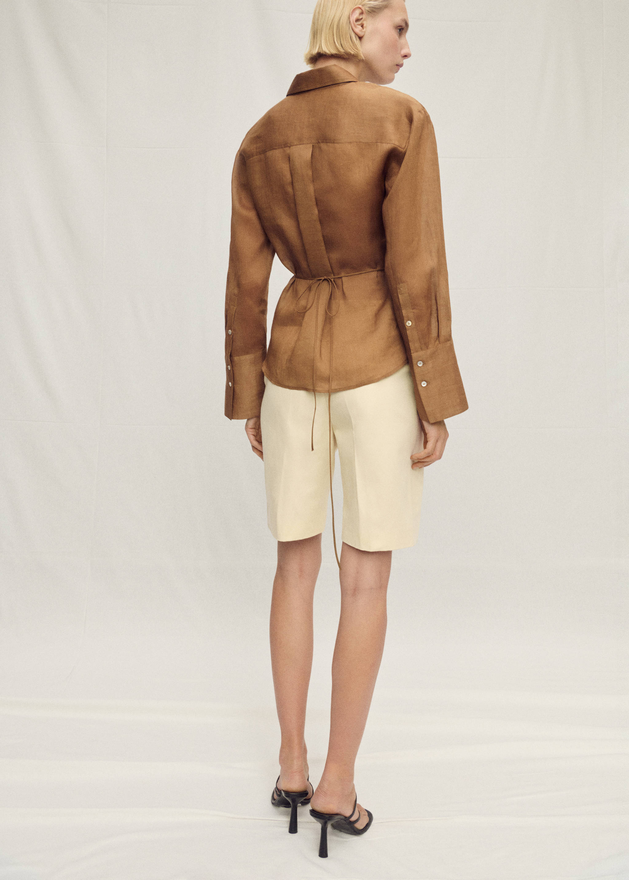 Πουκάμισο από ράμιο με ασύμμετρο κλείσιμο - Πίσω όψη προϊόντος