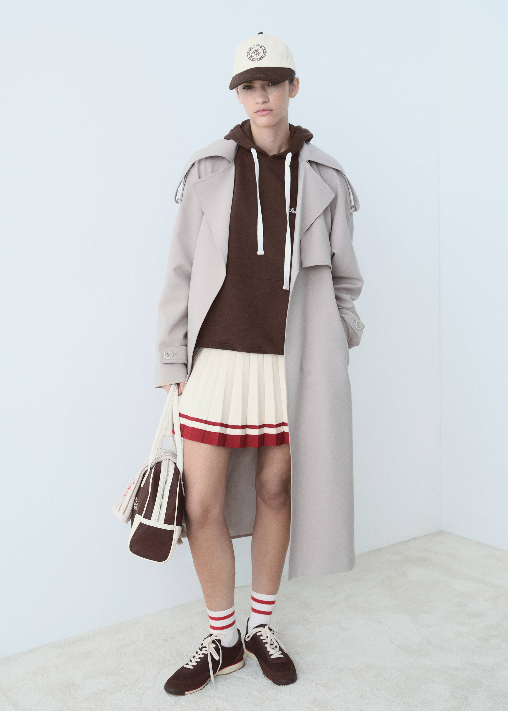 Толстовка с принтованной надписью и капюшоном - Общий план