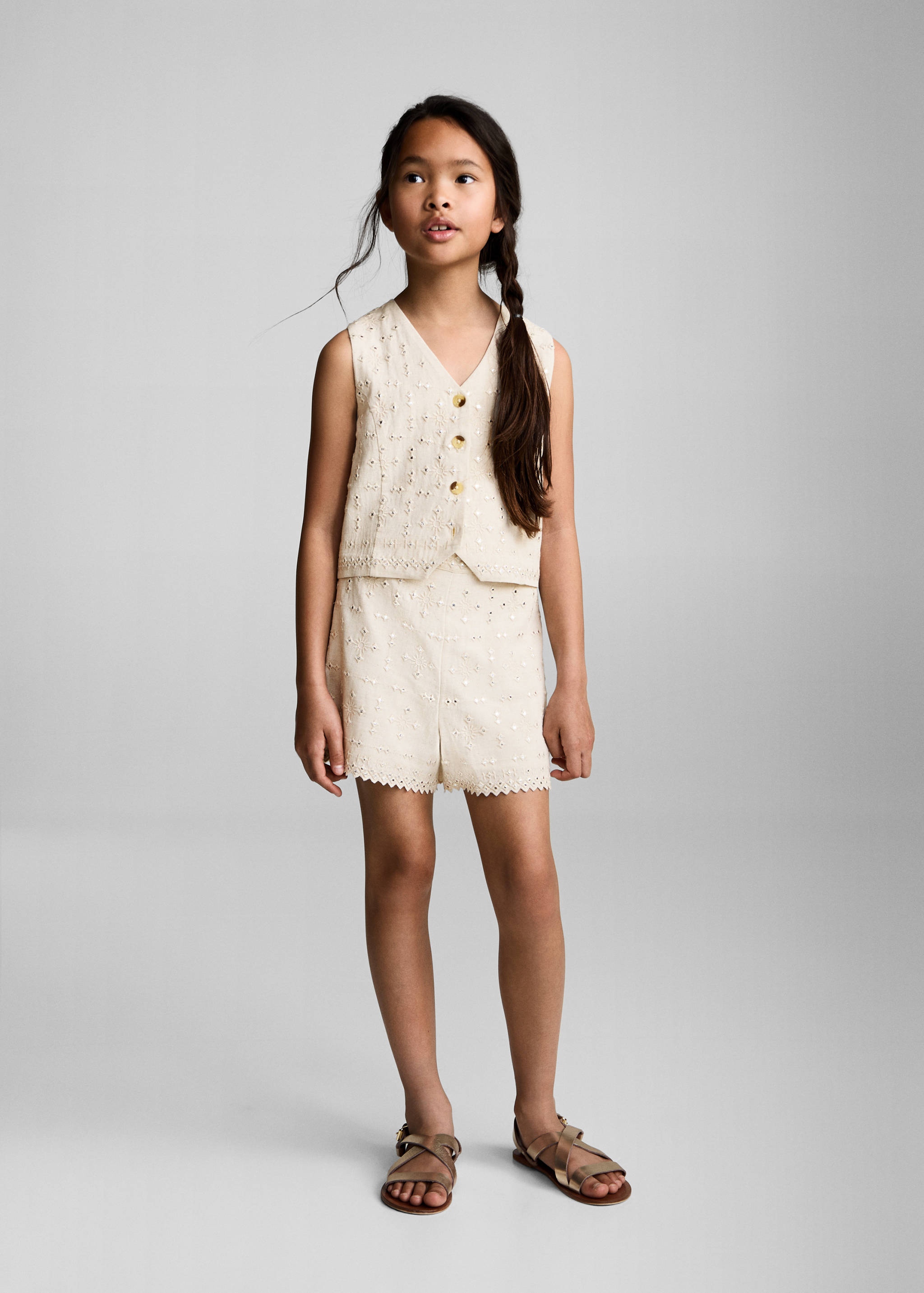 Calções com bordados e espelhos - Plano geral