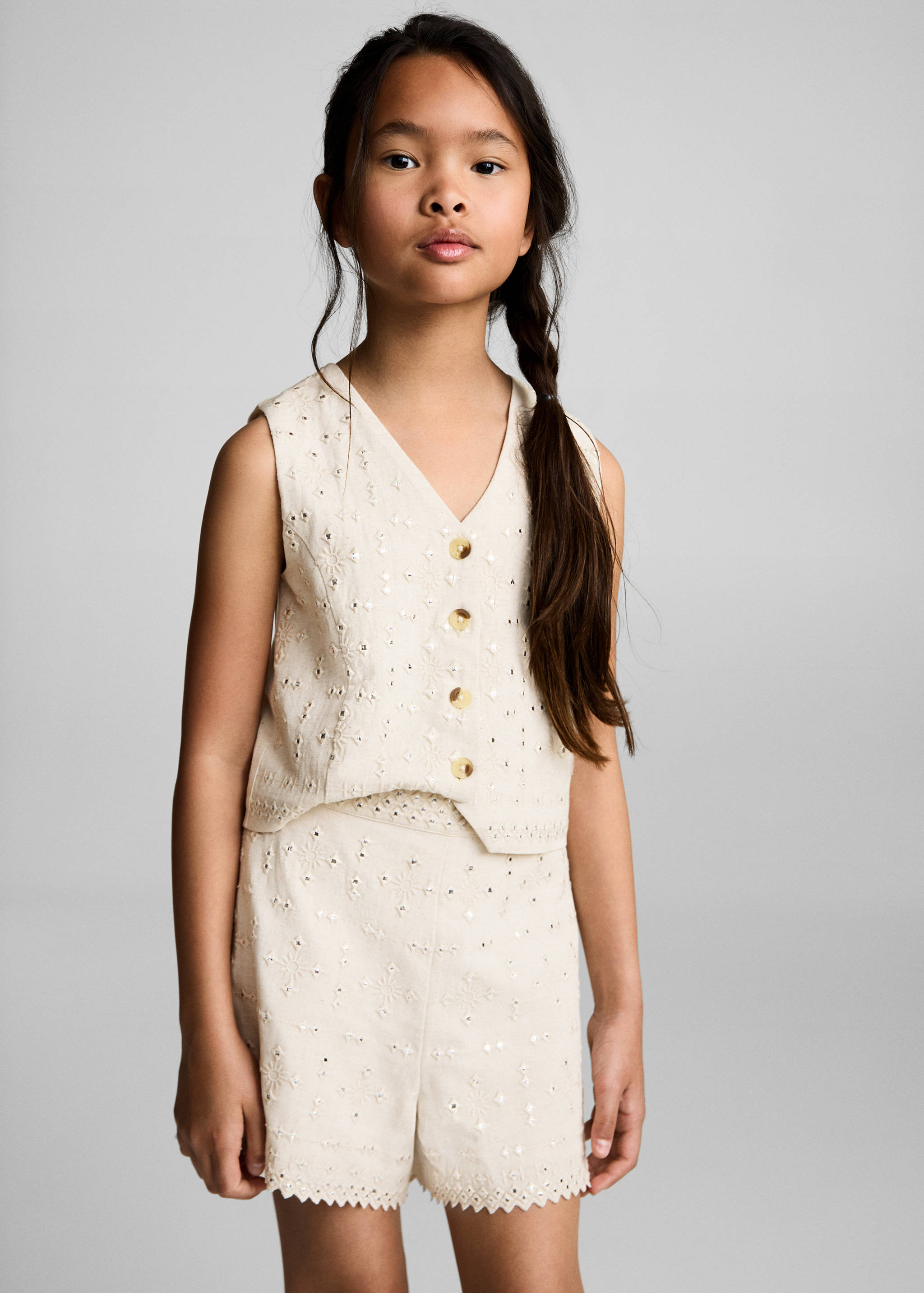 Calções com bordados e espelhos - Plano médio