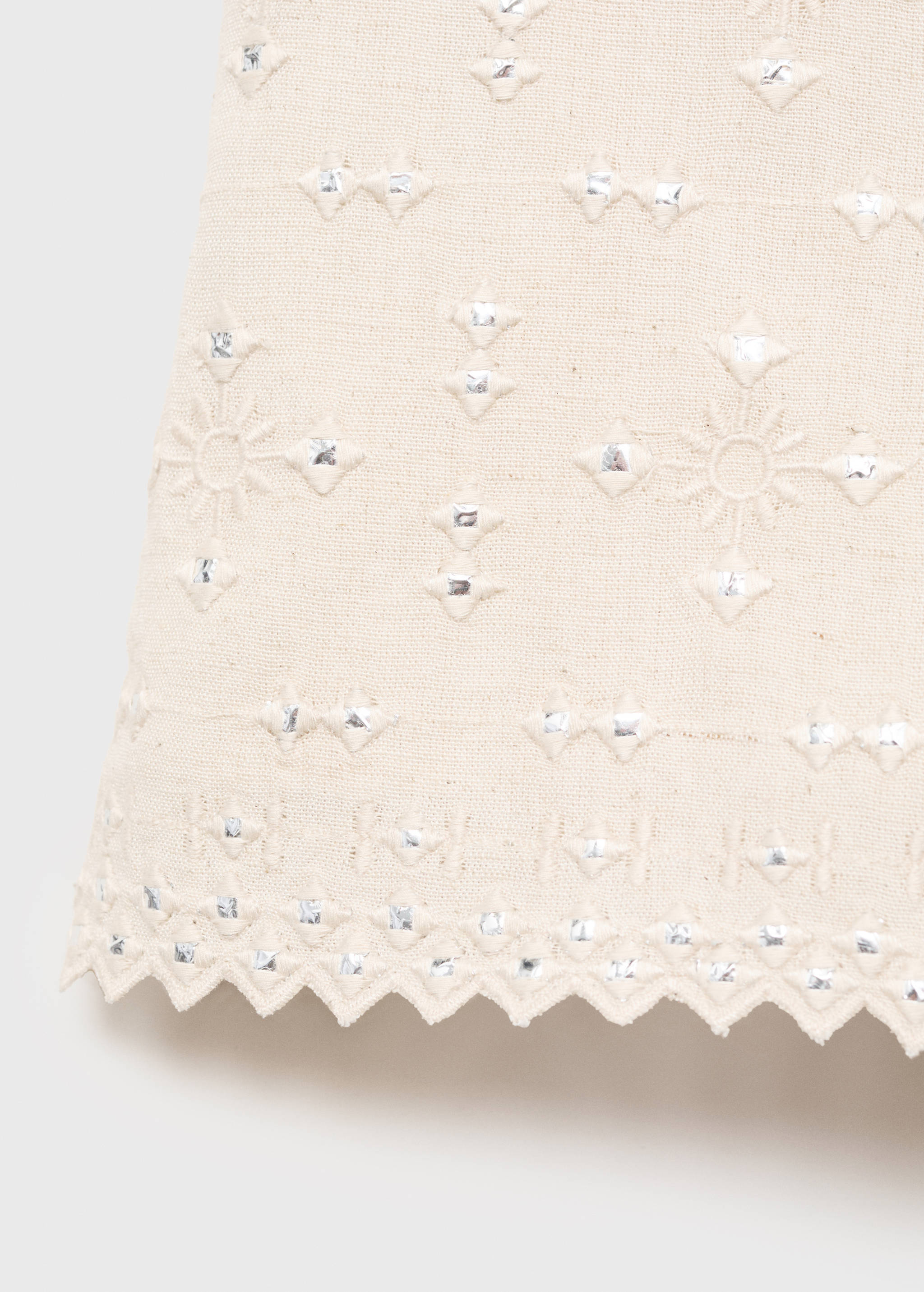 Calções com bordados e espelhos - Pormenor do artigo 8