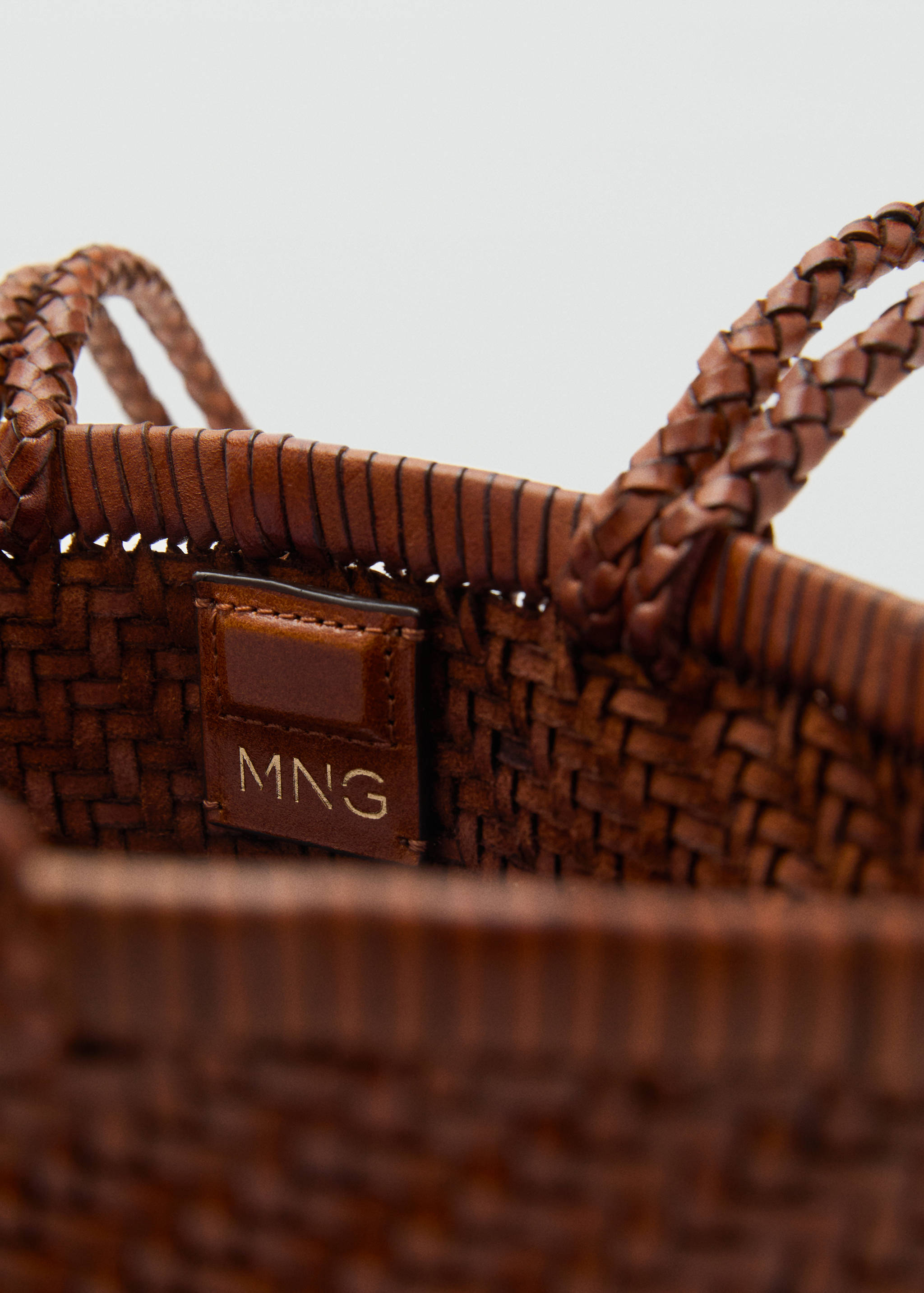 Carteira média de pele entrançada - Pormenor do artigo 3