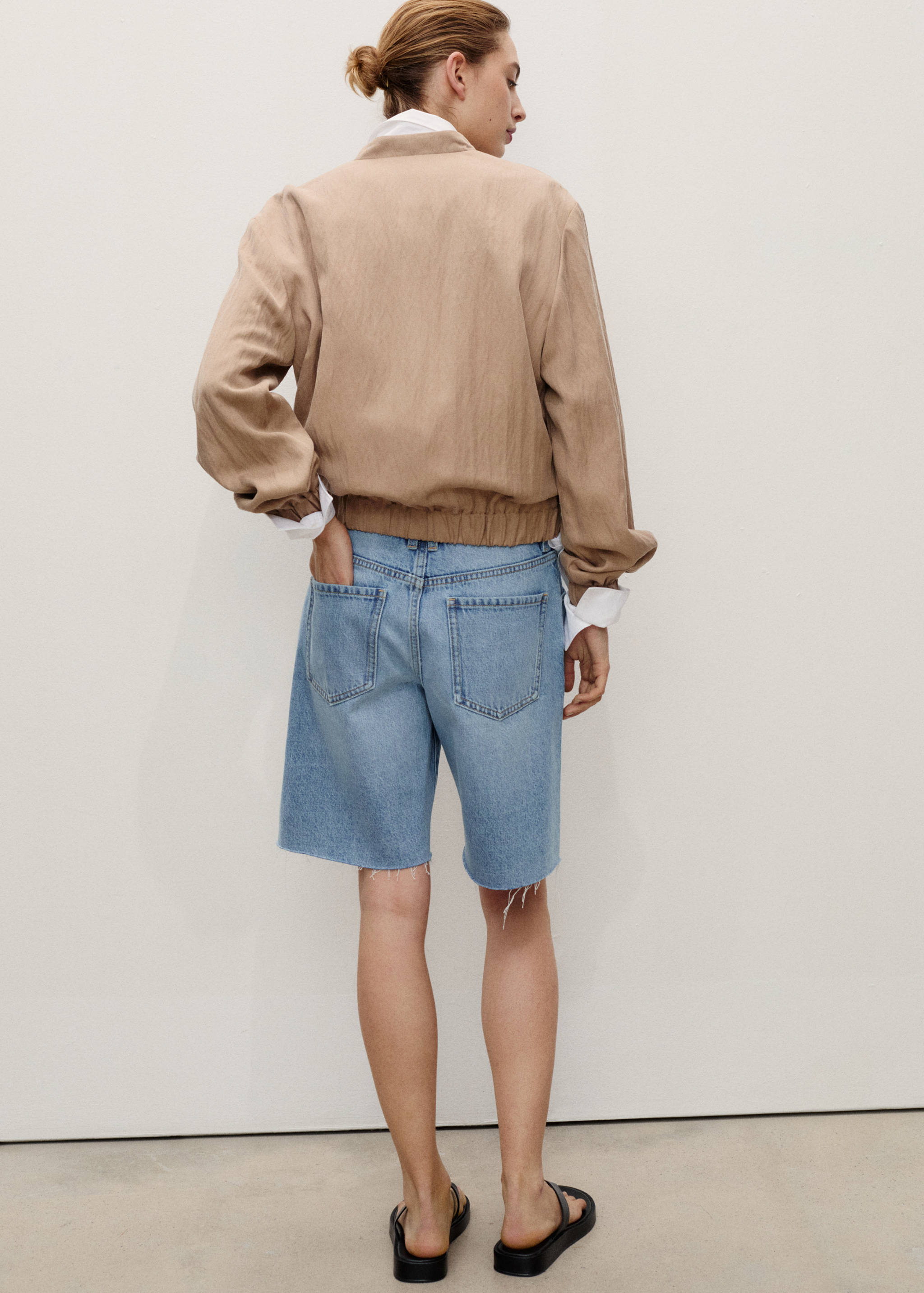 Frayed hem denim shorts - Reverse of the article