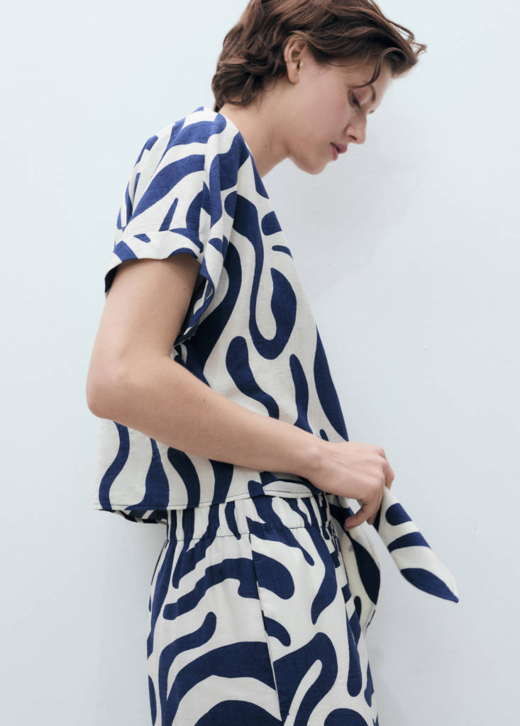 Printed crop shirt with knot detail — Off White