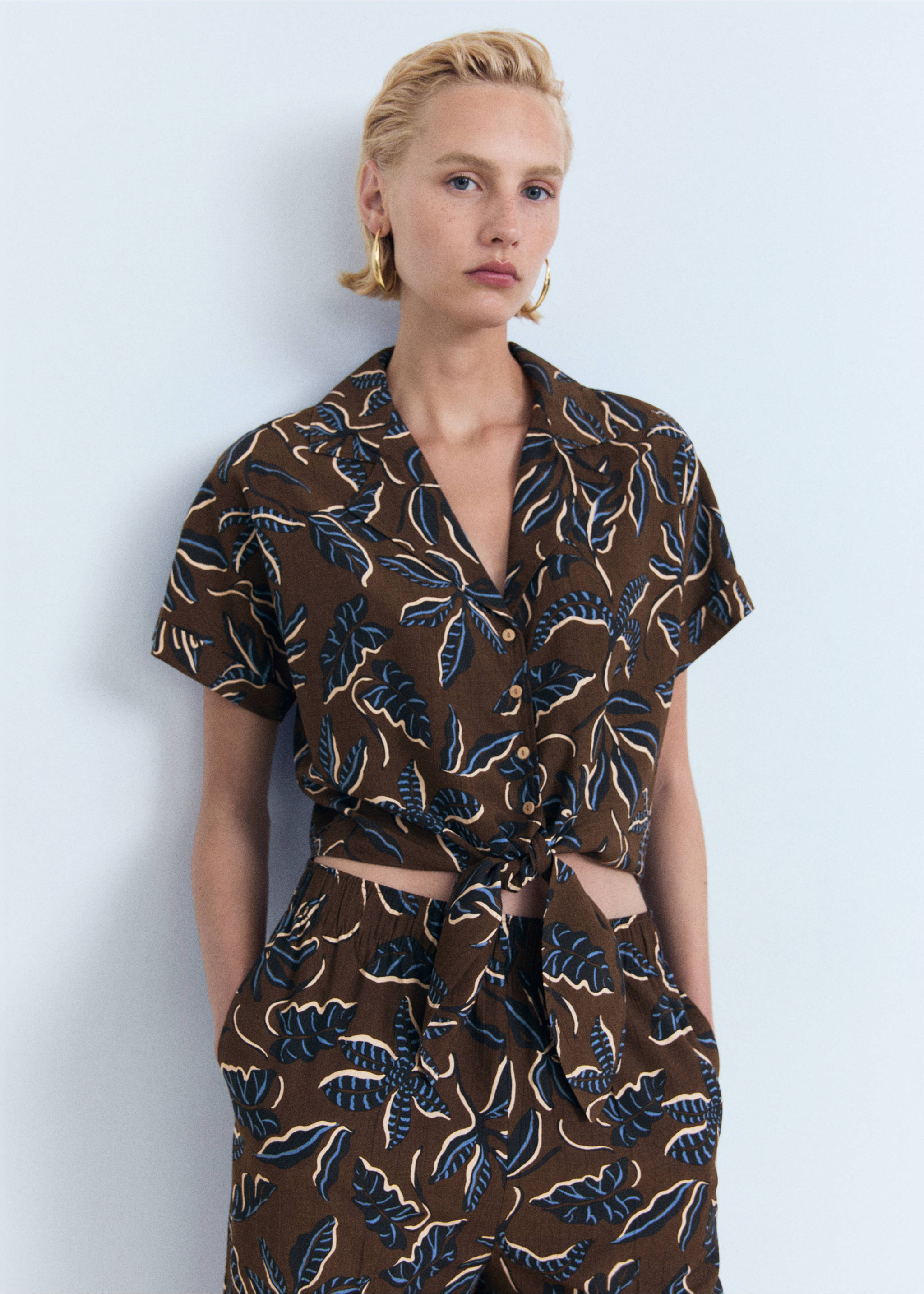 Printed crop shirt with knot detail - Medium plane, Brown. Ref: 87048646-00.