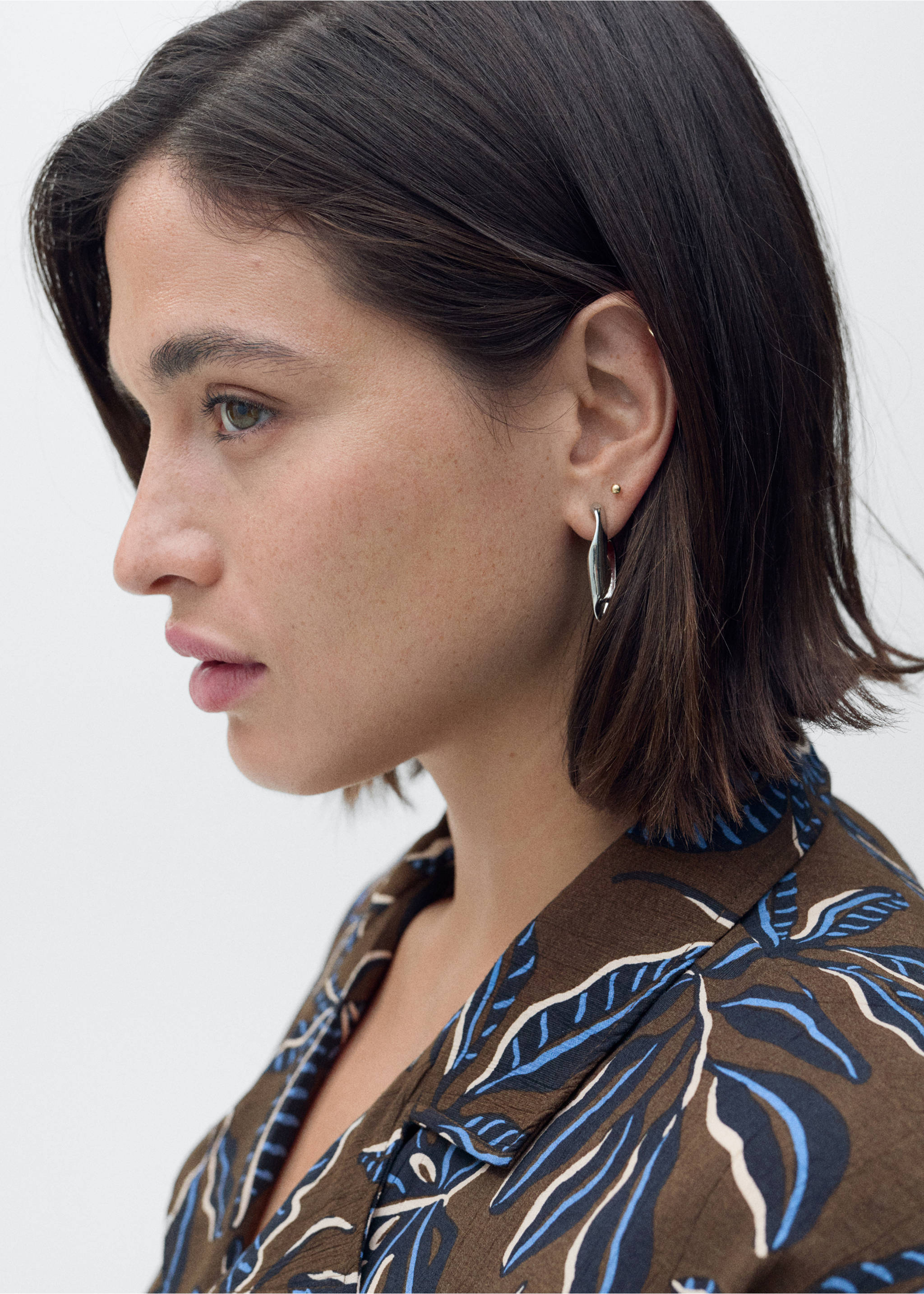 Printed crop shirt with knot detail - Details of the article 4, Brown. Ref: 87048646-00.