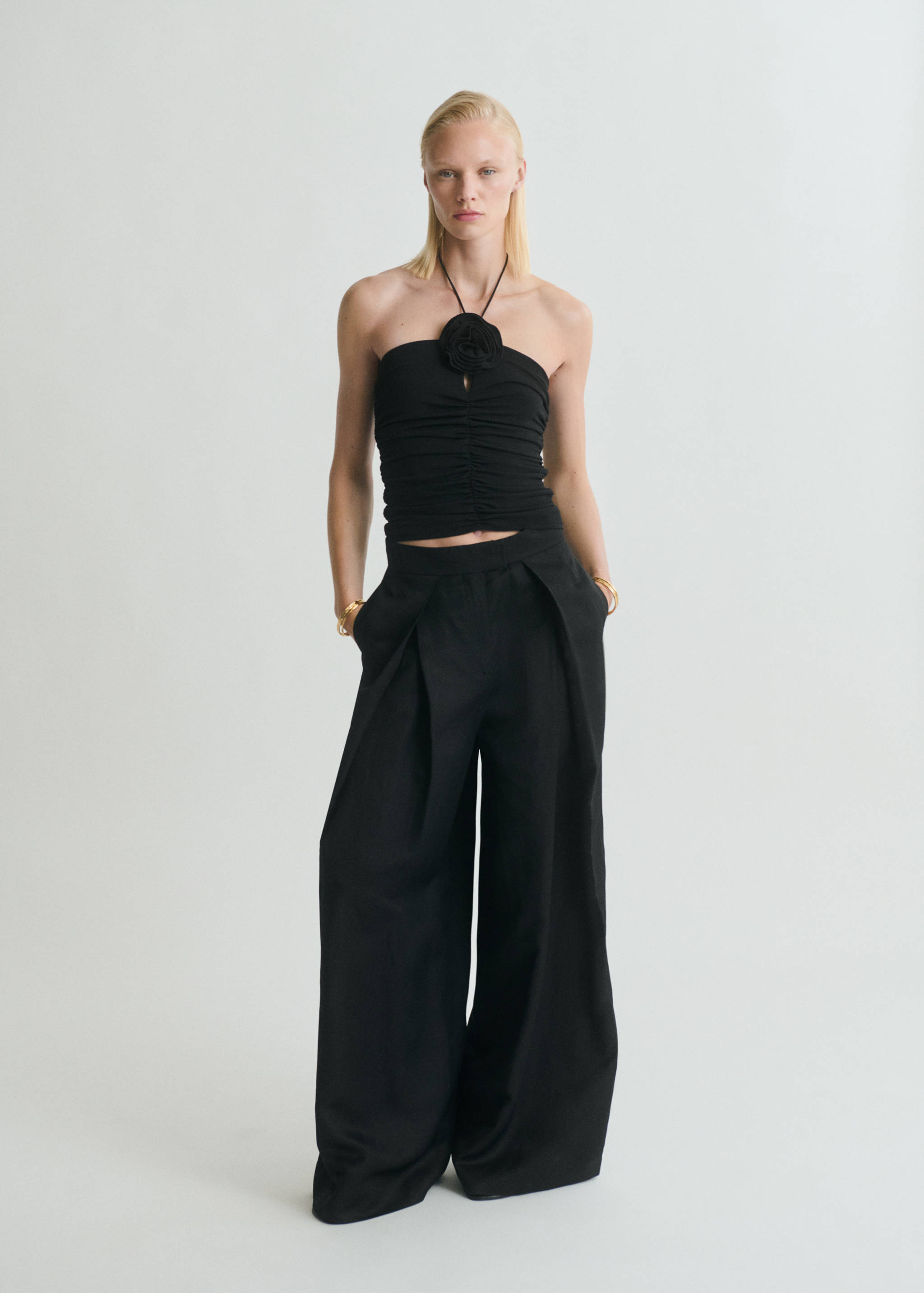 Neckholder-Top mit Blume - Allgemeine Ansicht