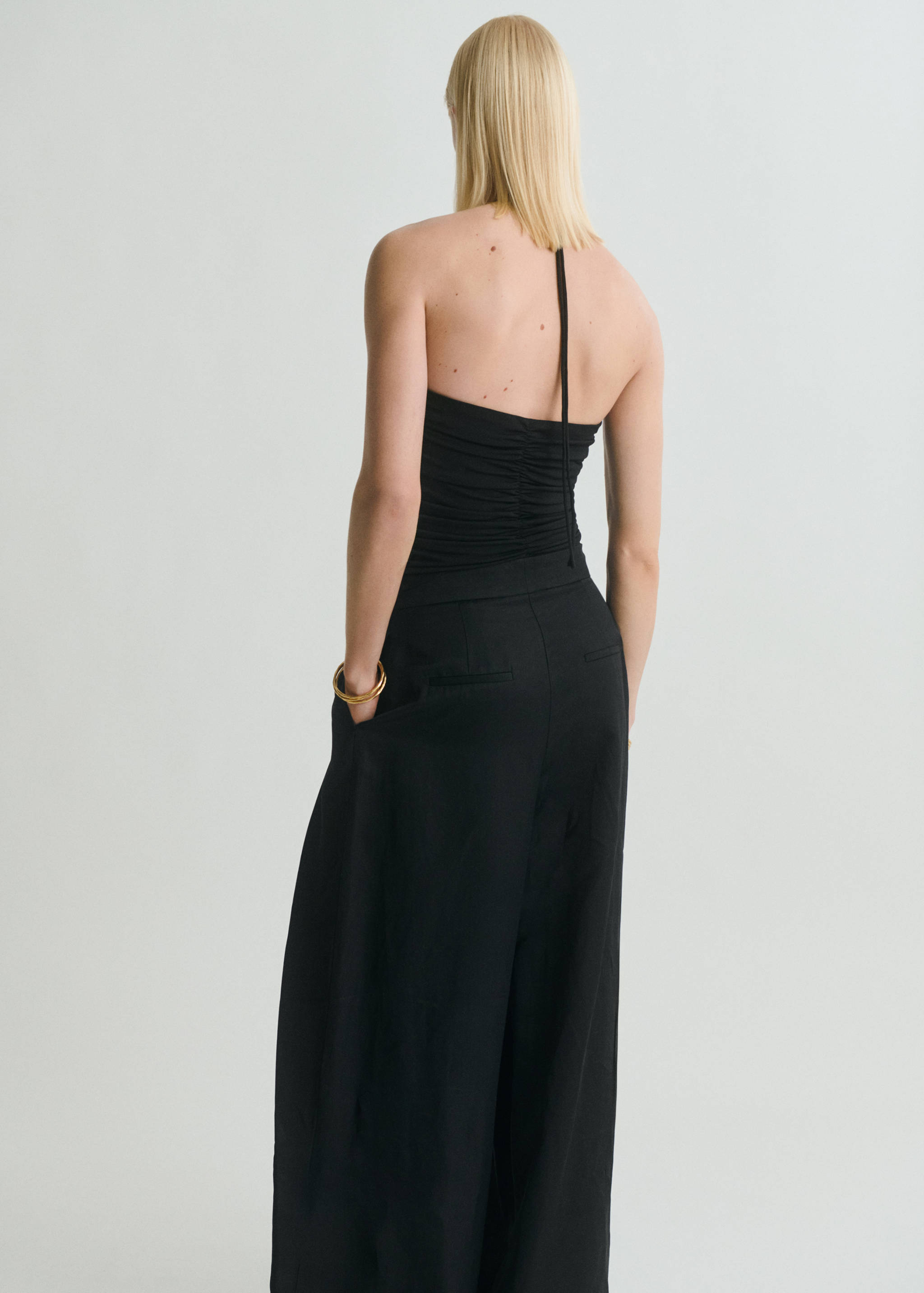 Neckholder-Top mit Blume - Rückseite des Artikels