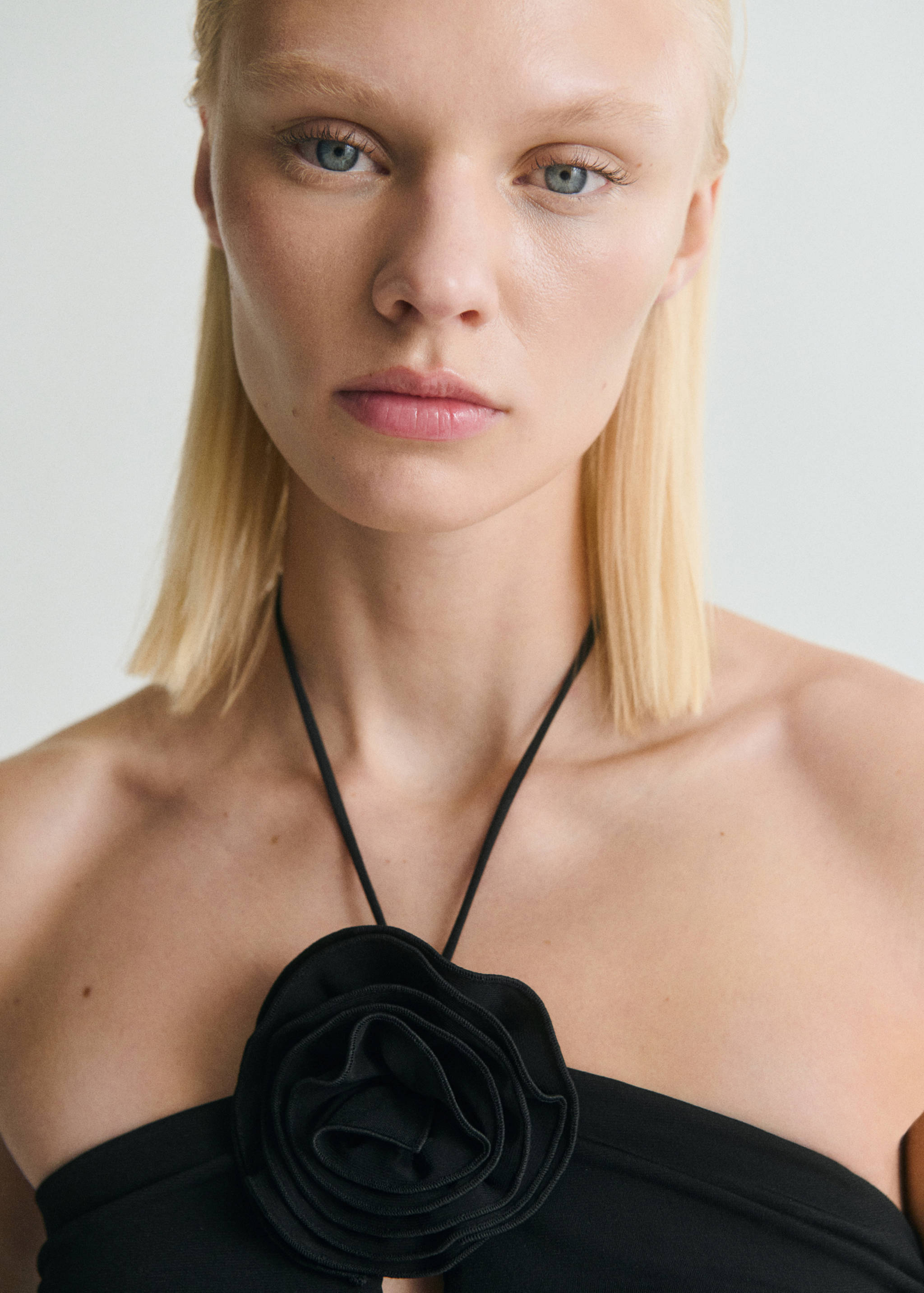 Neckholder-Top mit Blume - Detail des Artikels 1