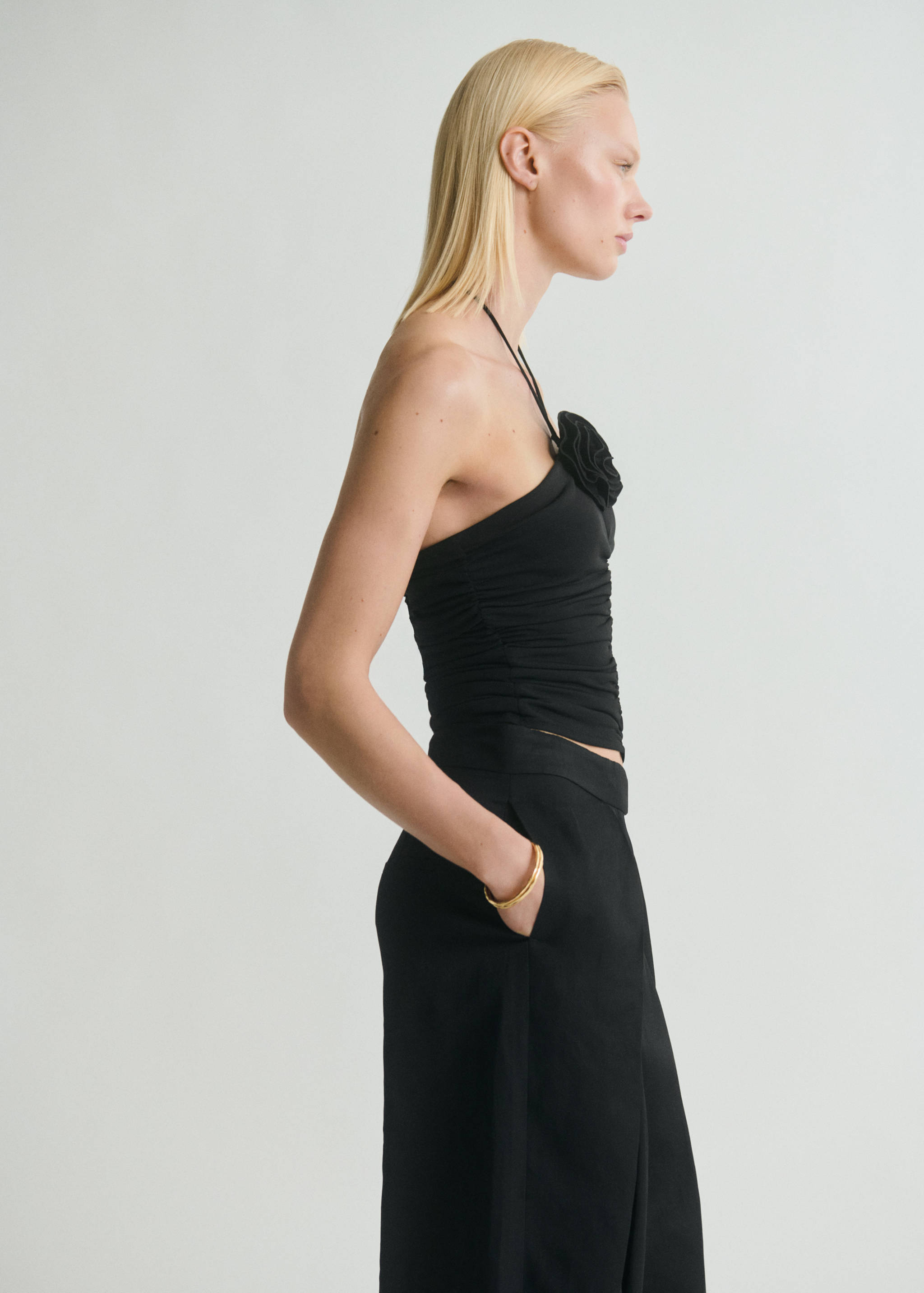 Neckholder-Top mit Blume - Detail des Artikels 2