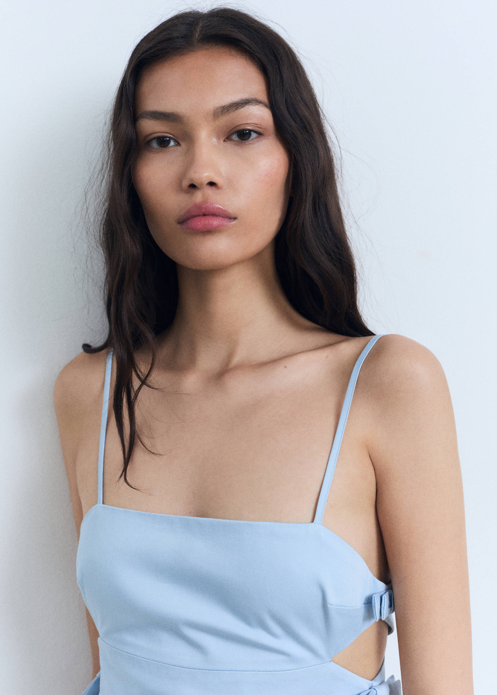 Kurzes Kleid mit Cut-outs und Schleifen - Detail des Artikels 1