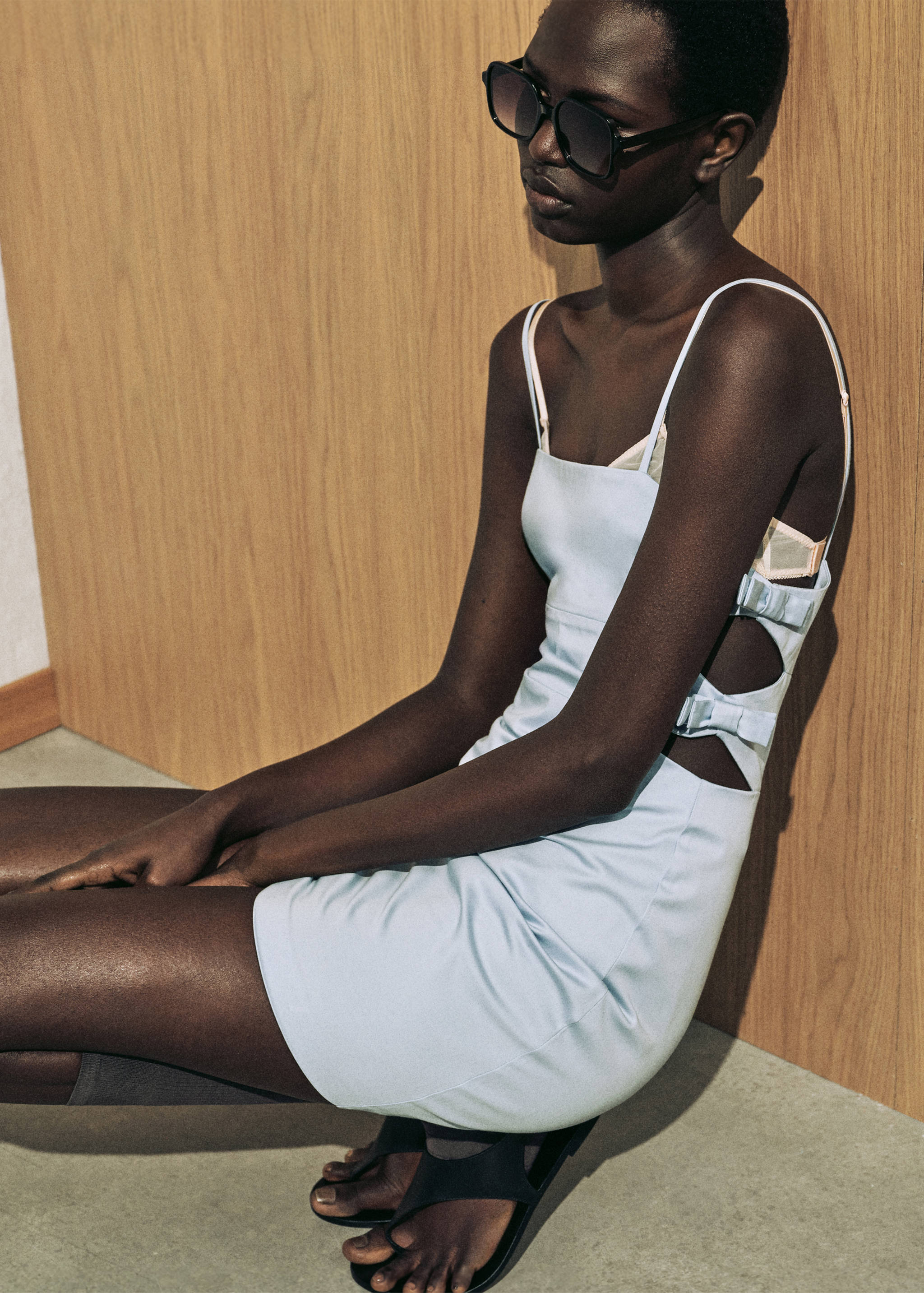 Kurzes Kleid mit Cut-outs und Schleifen - Detail des Artikels 6