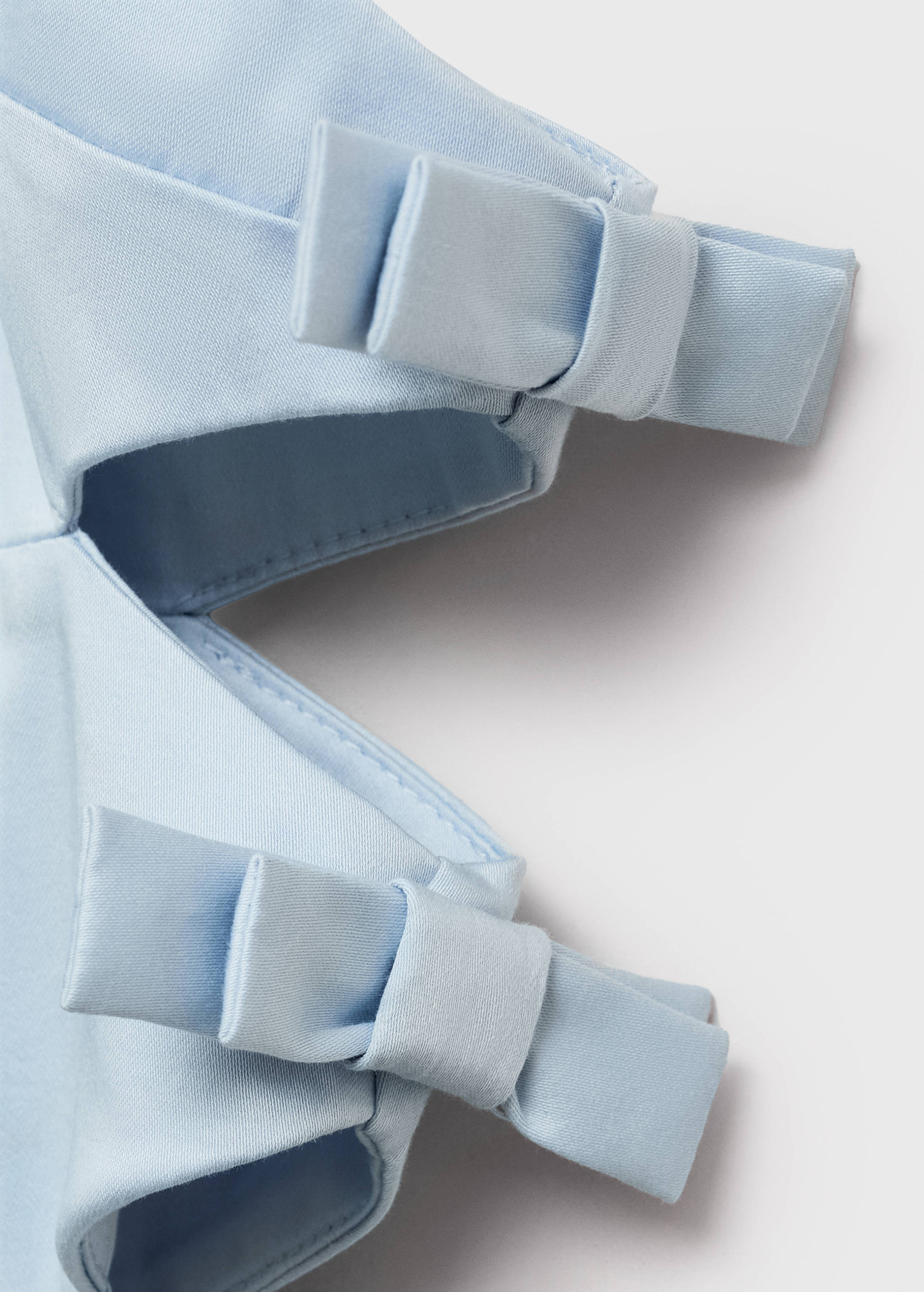 Kurzes Kleid mit Cut-outs und Schleifen - Detail des Artikels 8
