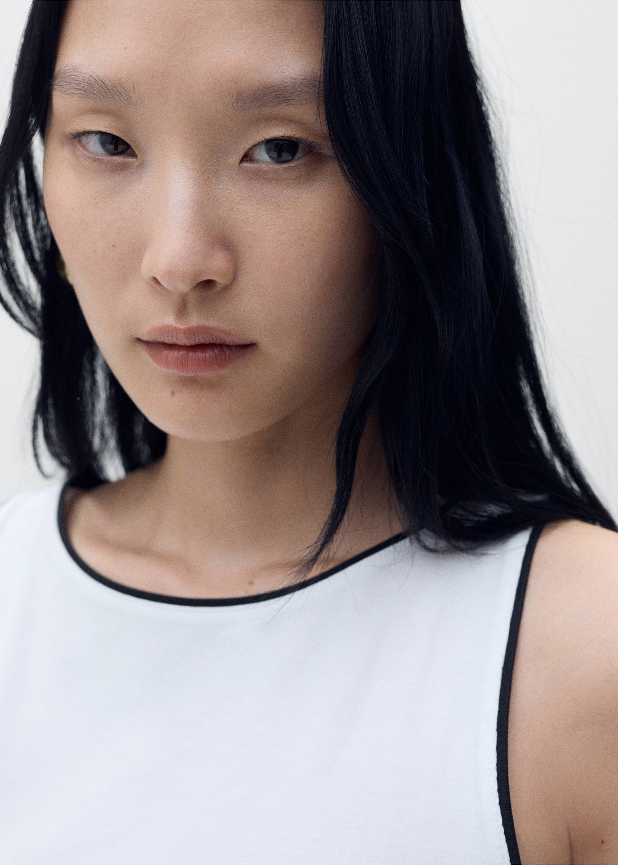 Cotton top with contrasting trim - Details of the article 1, White. Ref: 87049213-00.