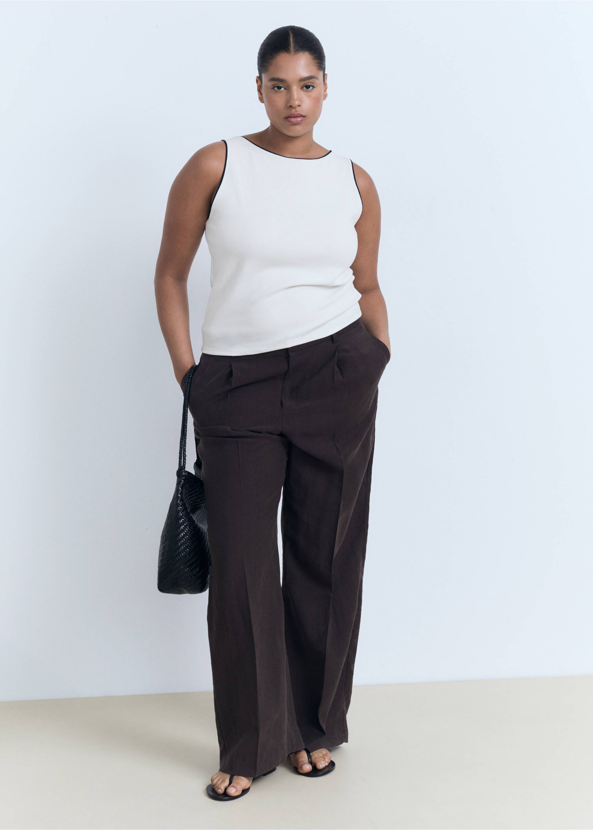 Cotton top with contrasting trim - Details of the article 6, White. Ref: 87049213-00.